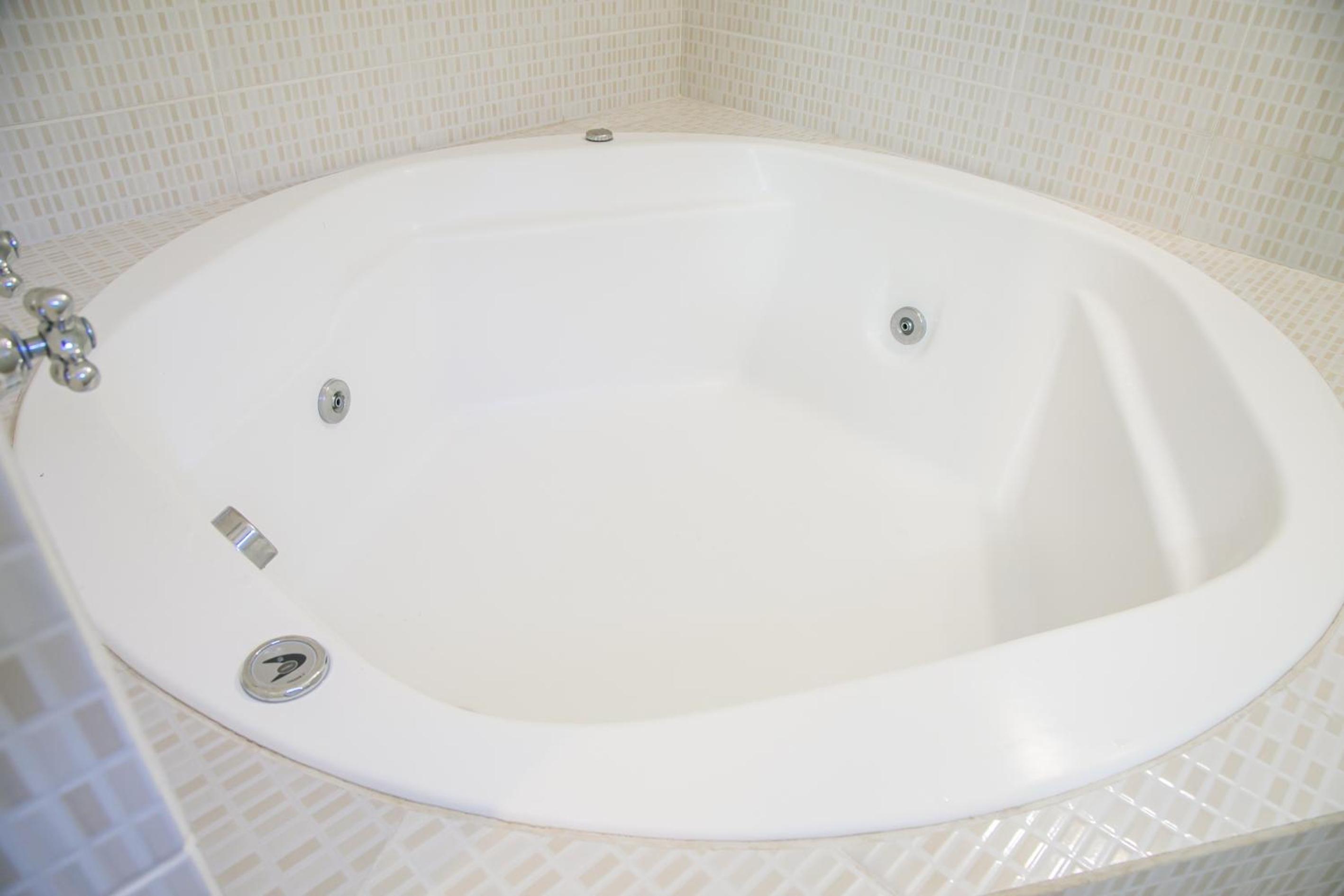 Double Suite with Spa Bath and Fireplace - Photo 3