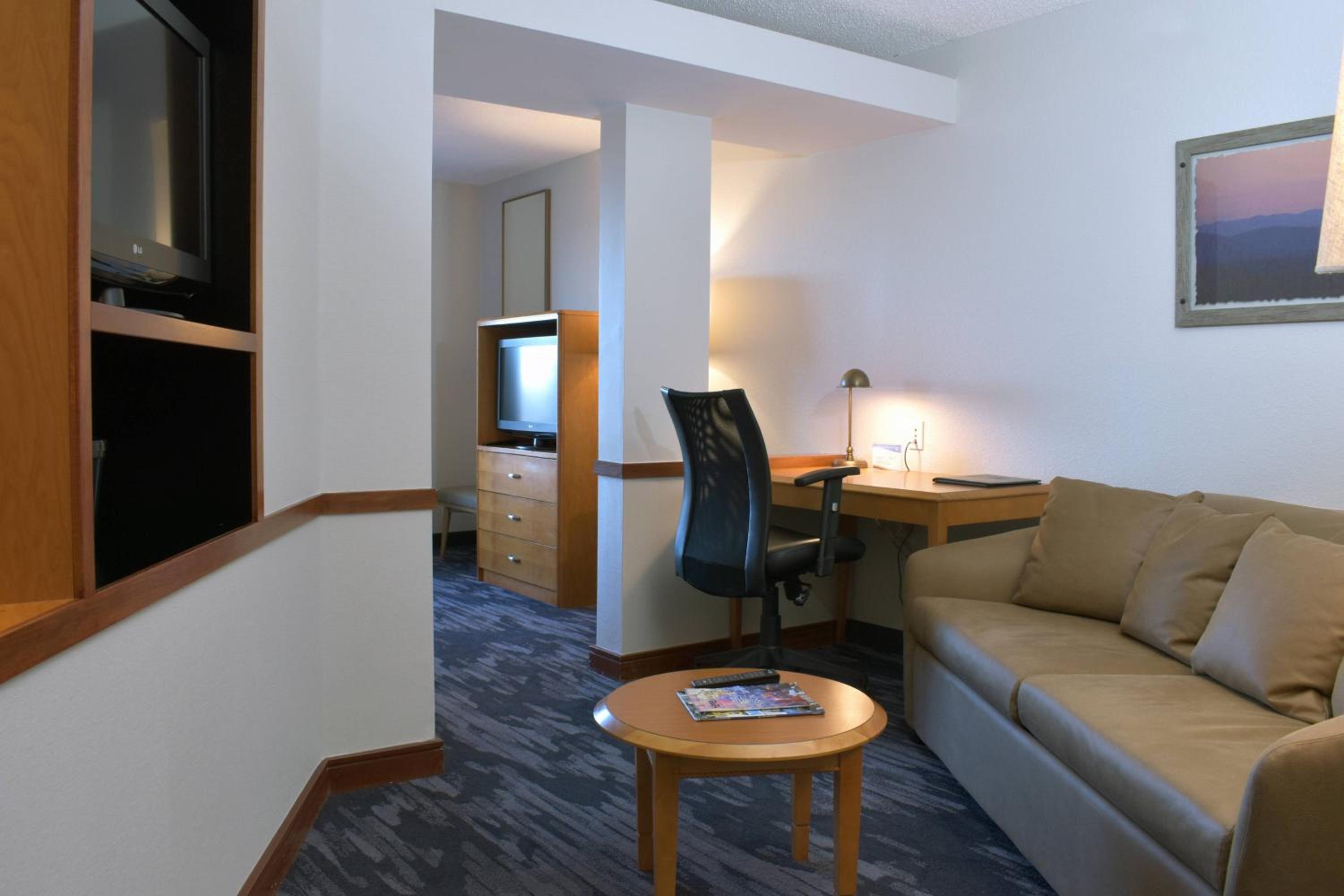 Executive Suite, 1 King, Sofa bed - Photo 2
