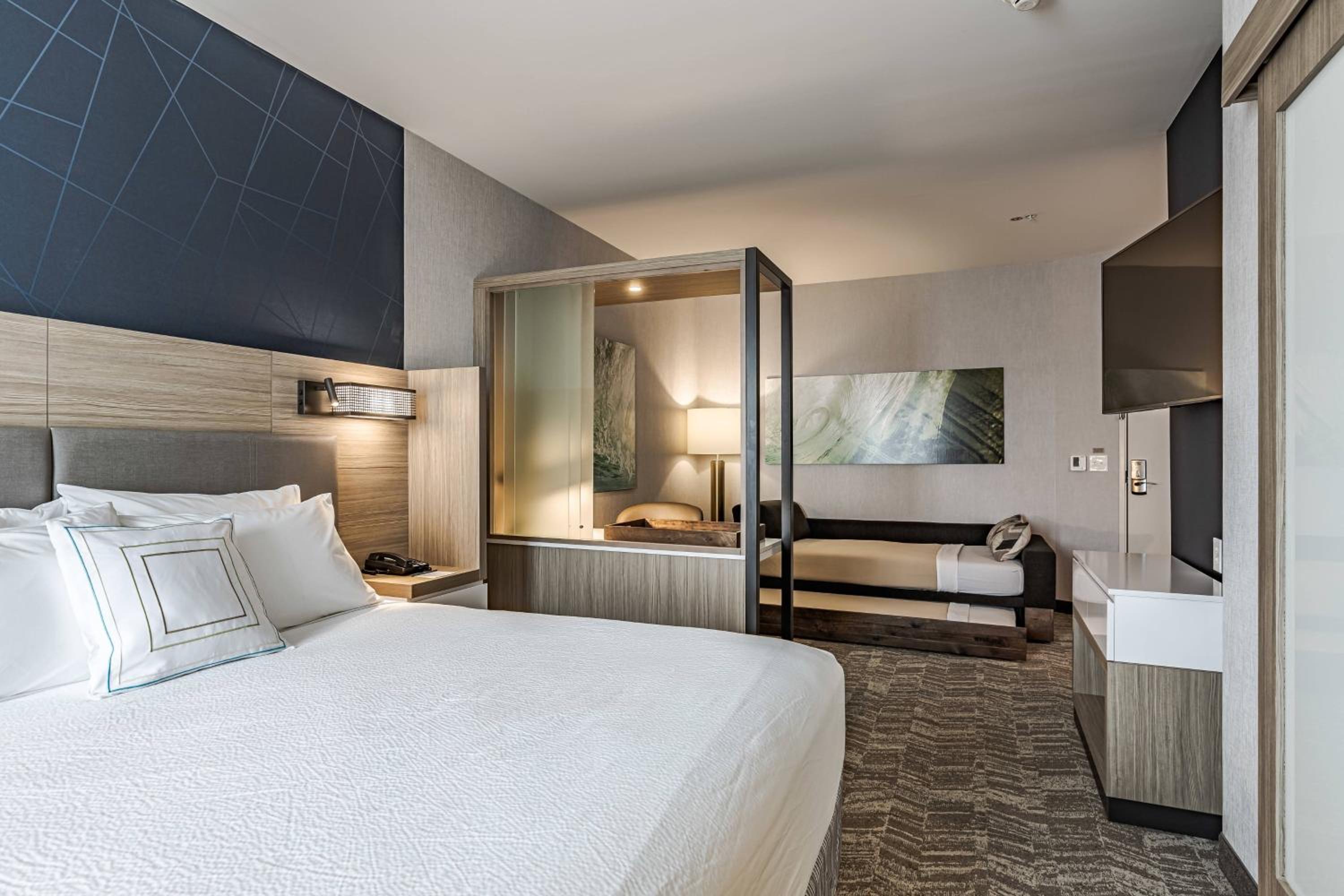 Suite, 1 King, Trundle bed - Photo 3
