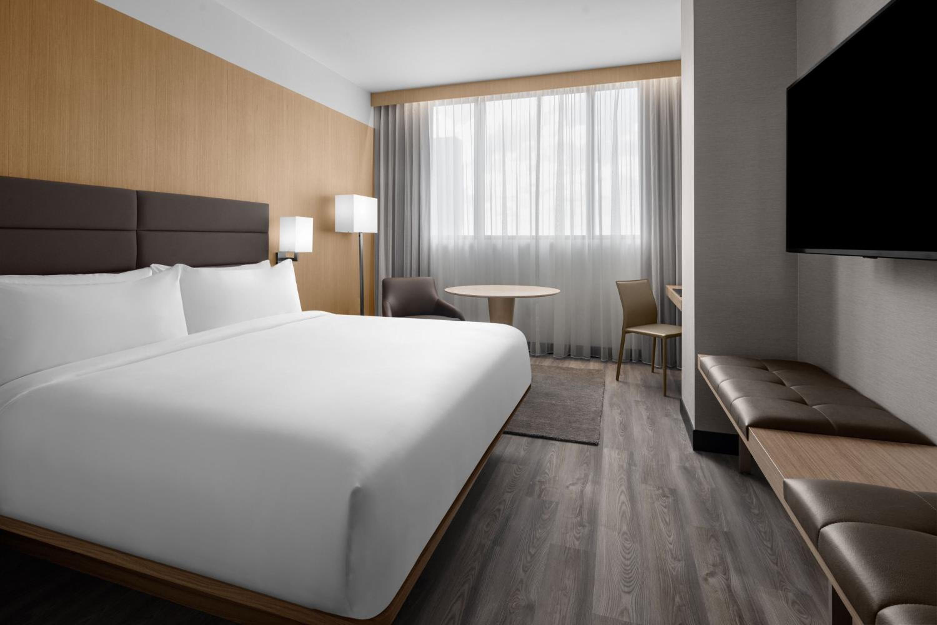 Standard King Room with Roll-in Shower - Mobility Accessible