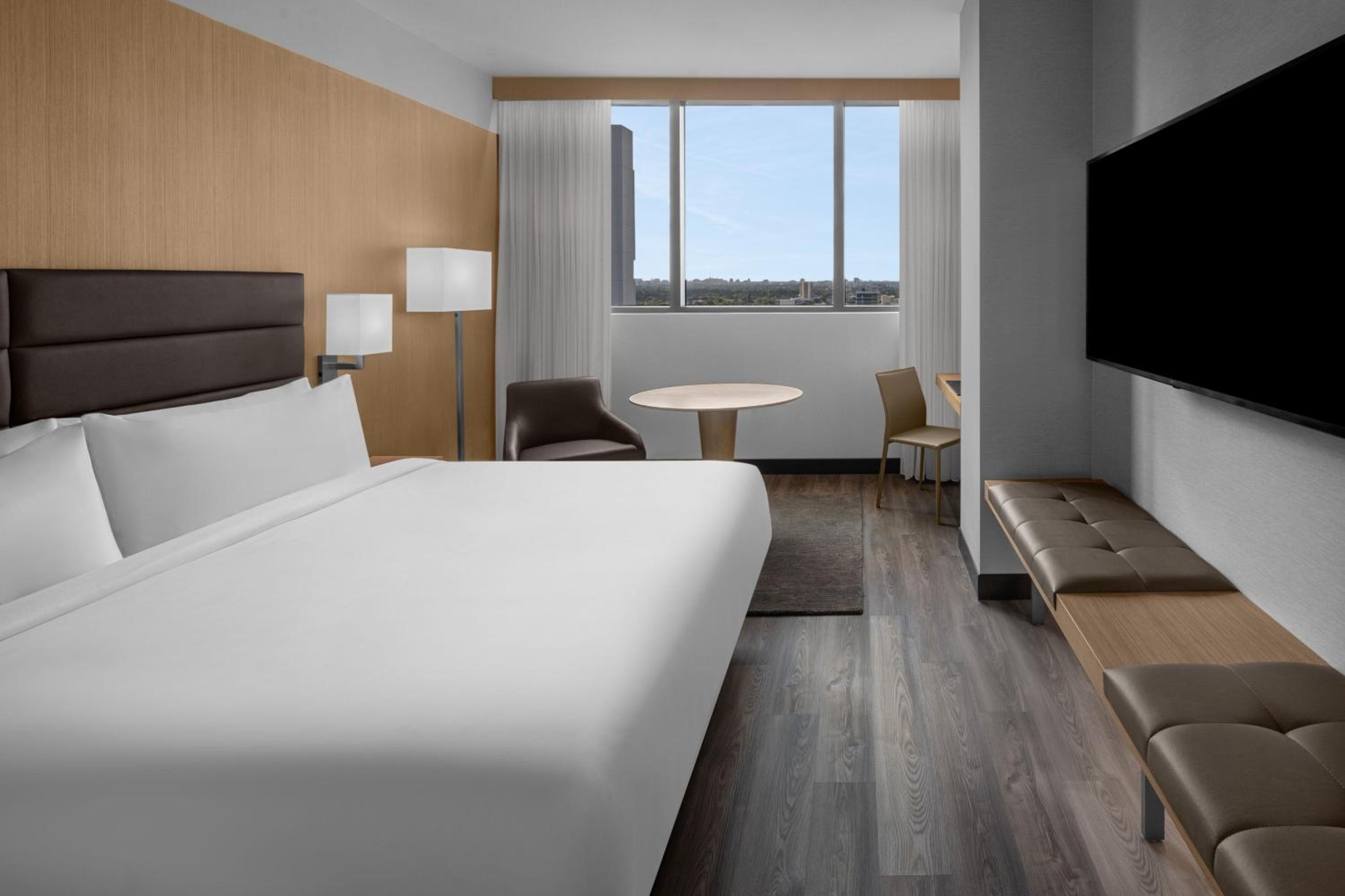 Guest room, 1 King, Skyline view, High floor