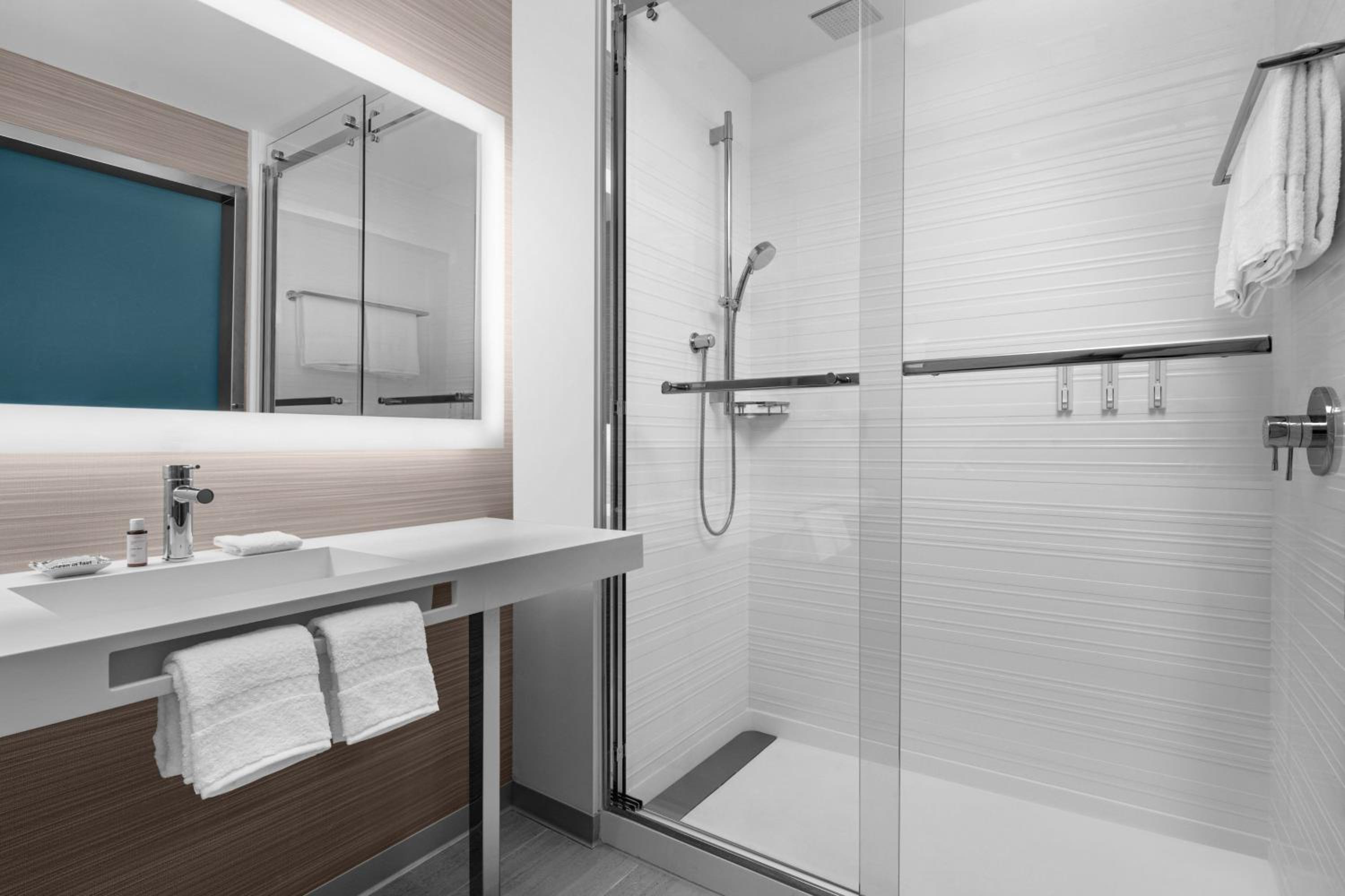 Guest room, 1 King, Skyline view, High floor photo 3