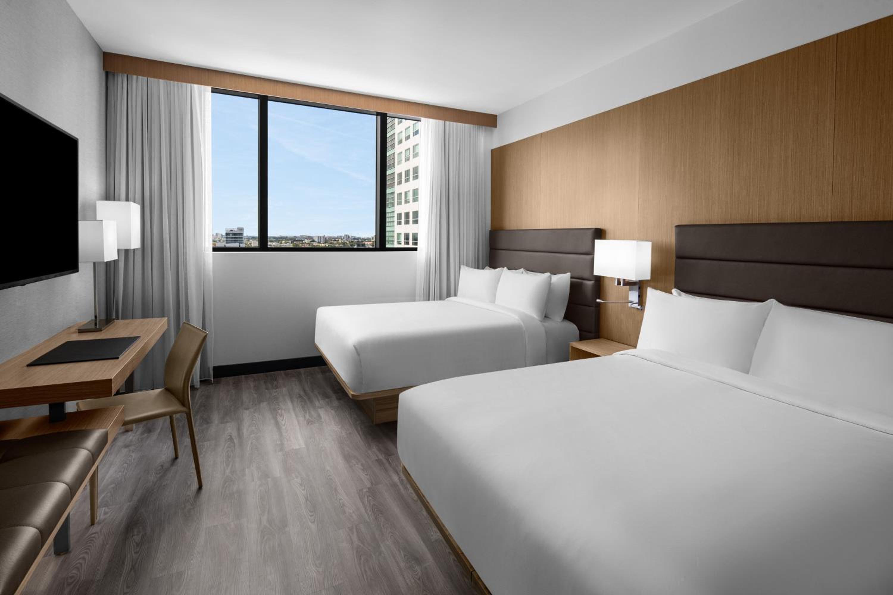 Guest room, Skyline view, High floor