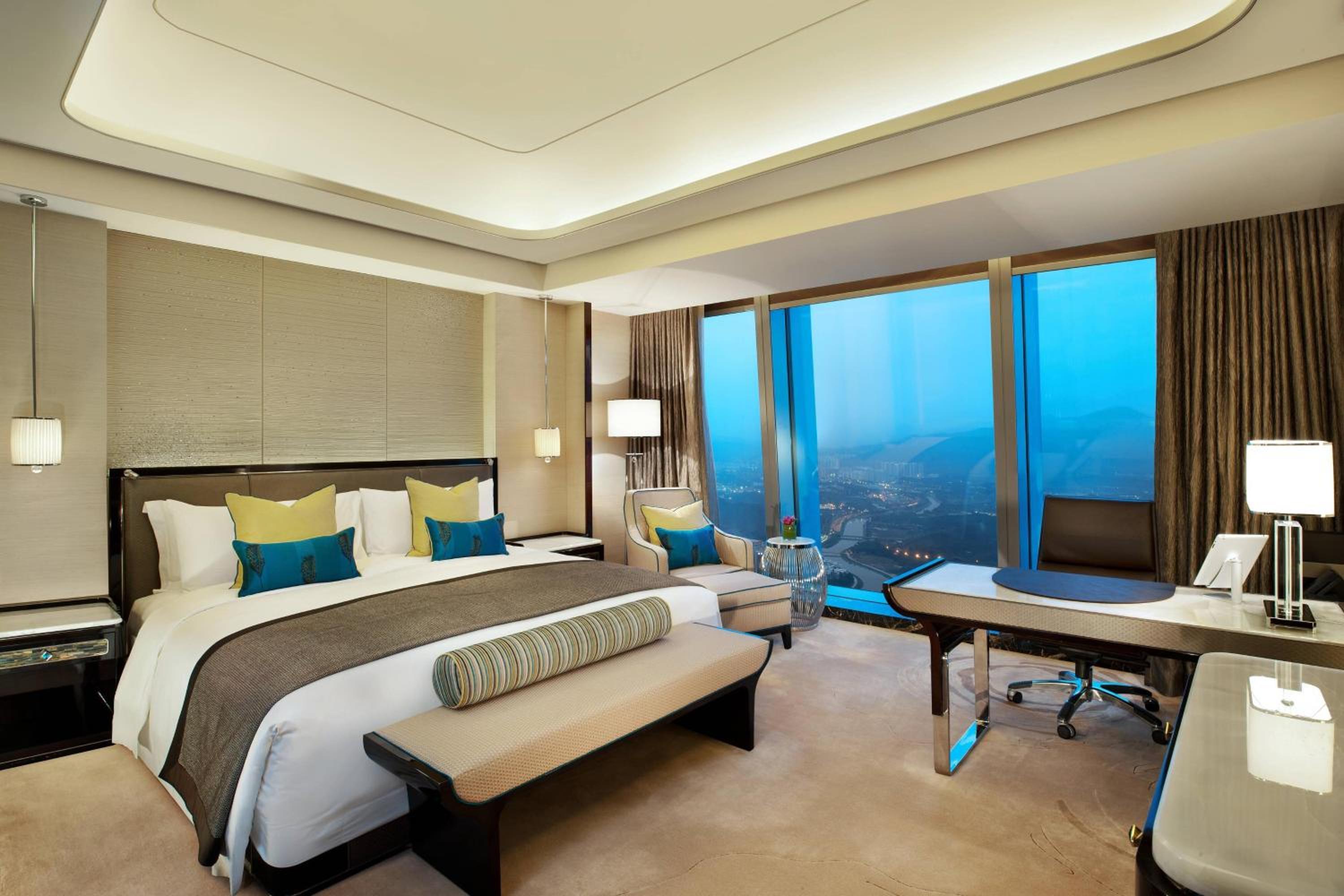 Deluxe Scenic View King, Guest room, 1 King, Skyline view photo 3