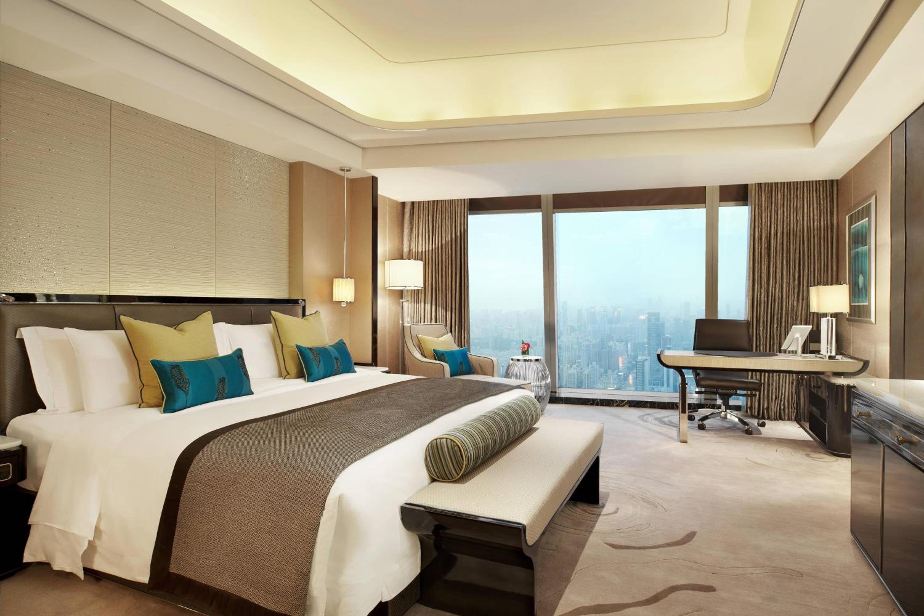 Grand City View King, Guest room, 1 King, Skyline view - Photo 1