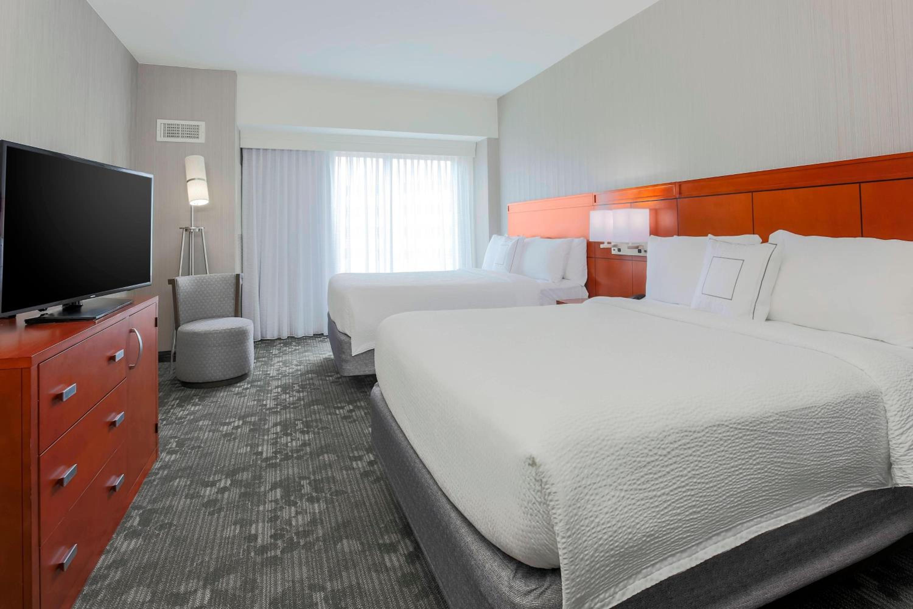 One Bedroom Suite, 1 Bedroom Larger Suite, 2 Queen, Sofa bed - Photo 2