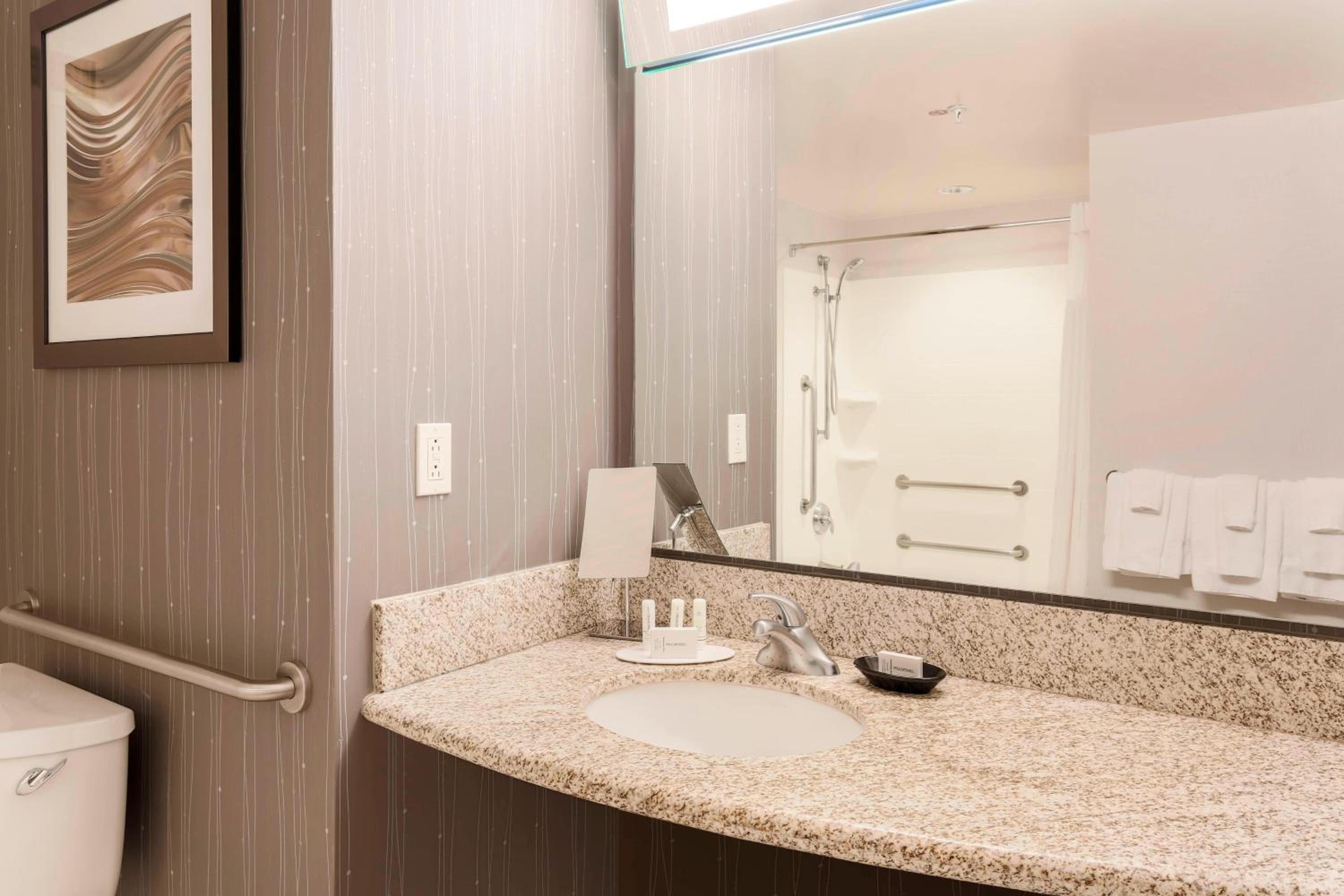 One Bedroom Suite, 1 Bedroom Larger Suite, 2 Queen, Sofa bed - Photo 3