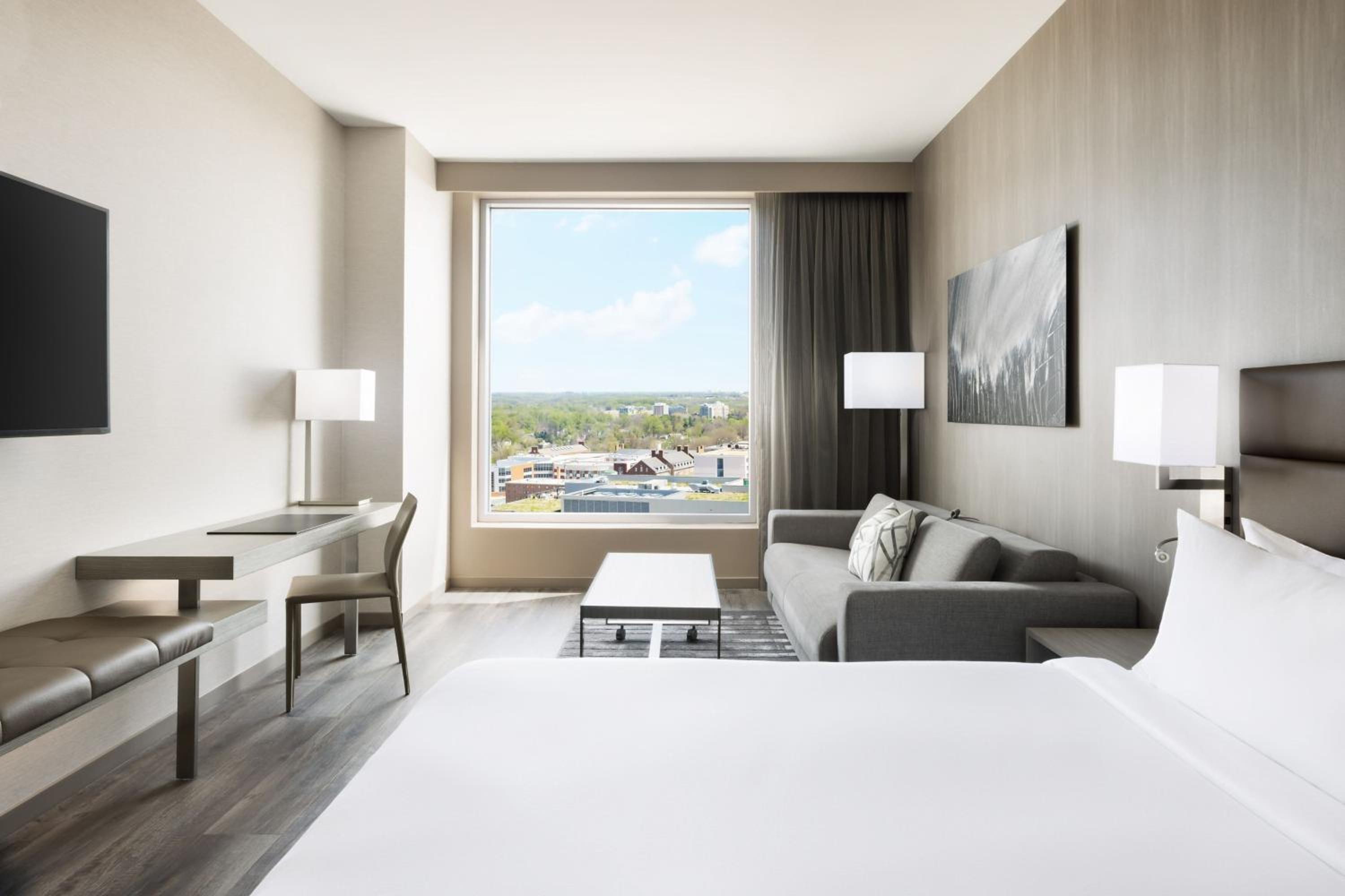King Room with Sofa Bed and City View - High Floor - Photo 1