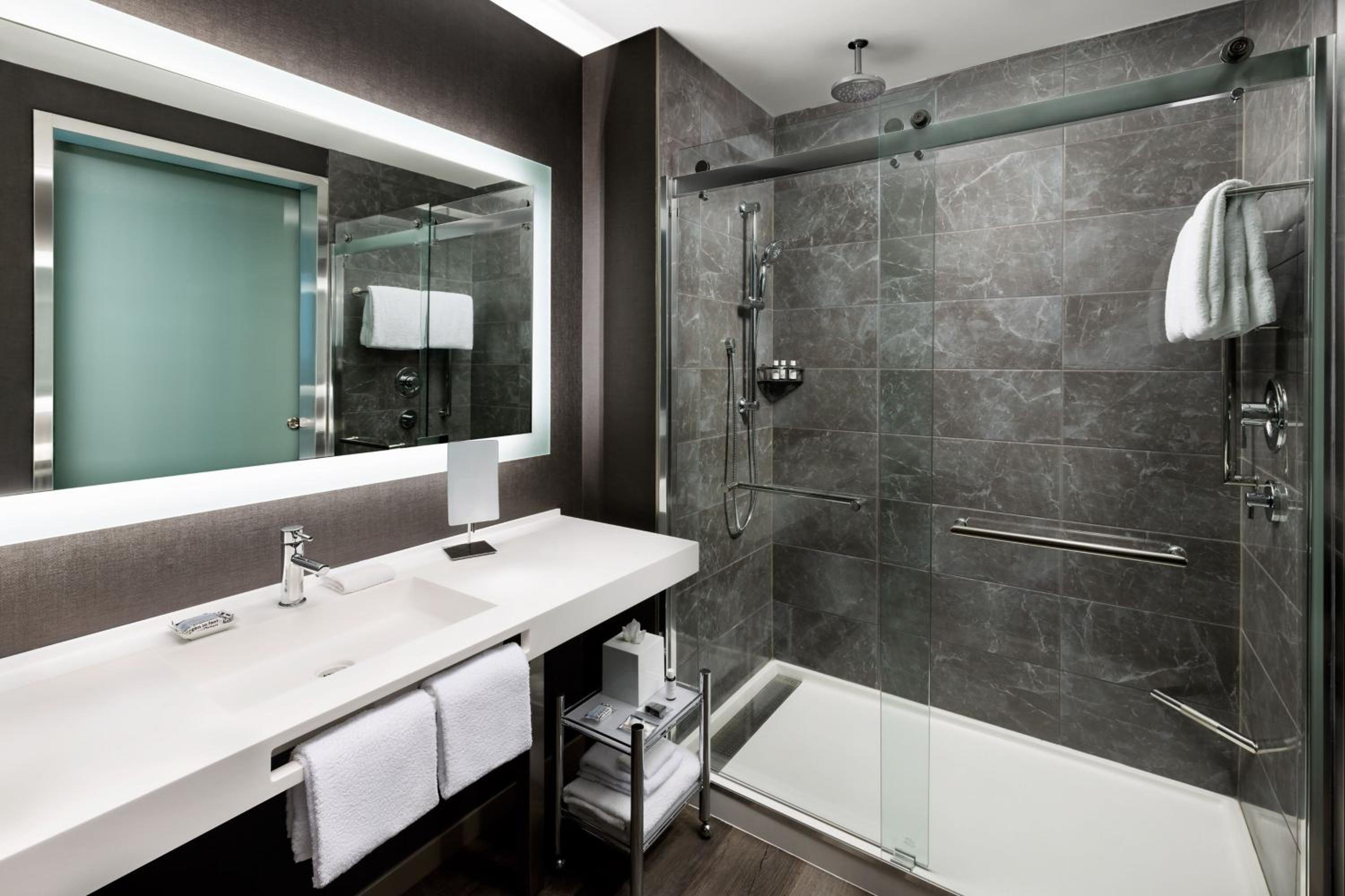 King Room with Sofa Bed and City View - High Floor - Photo 4
