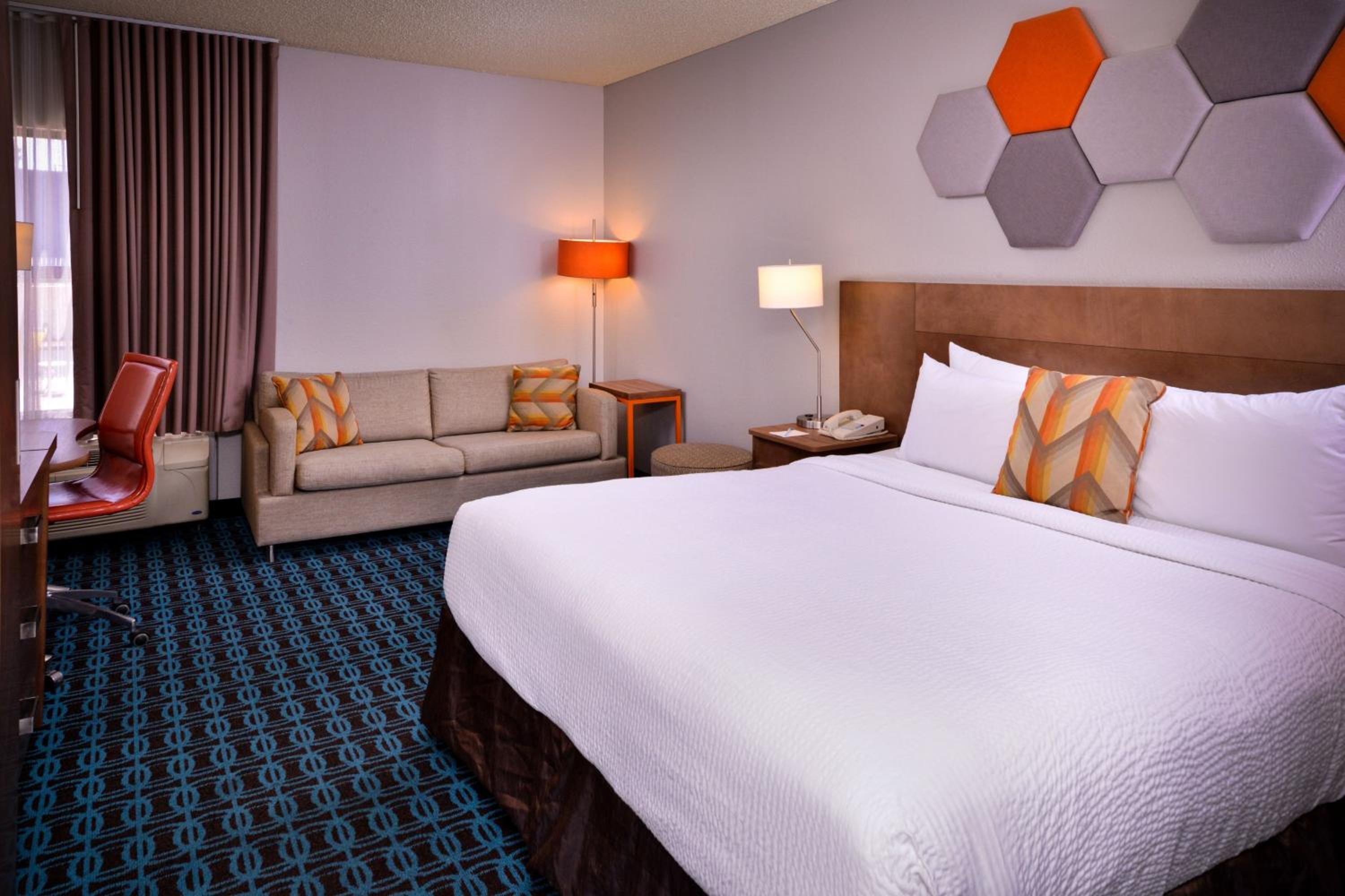 Guest Room with One King Bed and Sofa Bed  photo 3