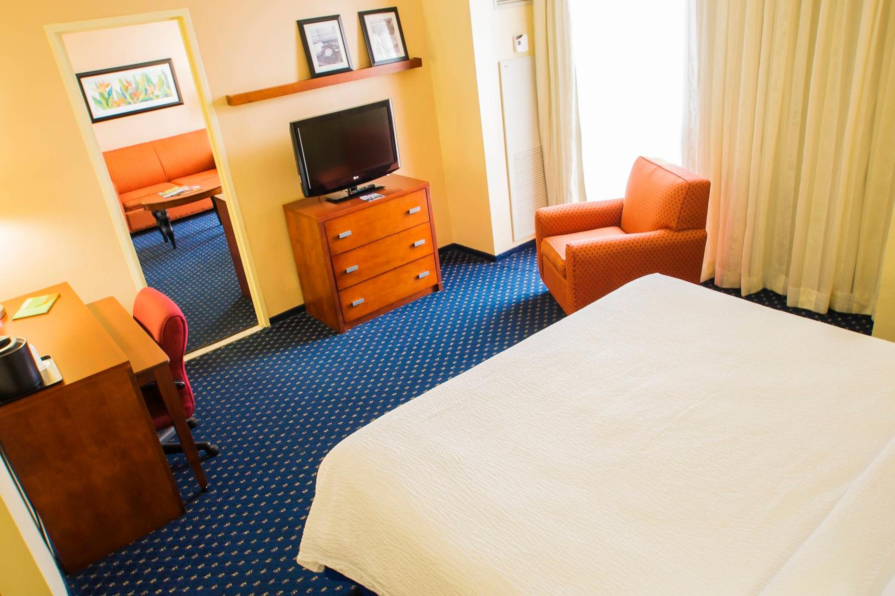 One-Bedroom King Suite with Sofa Bed - Photo 2