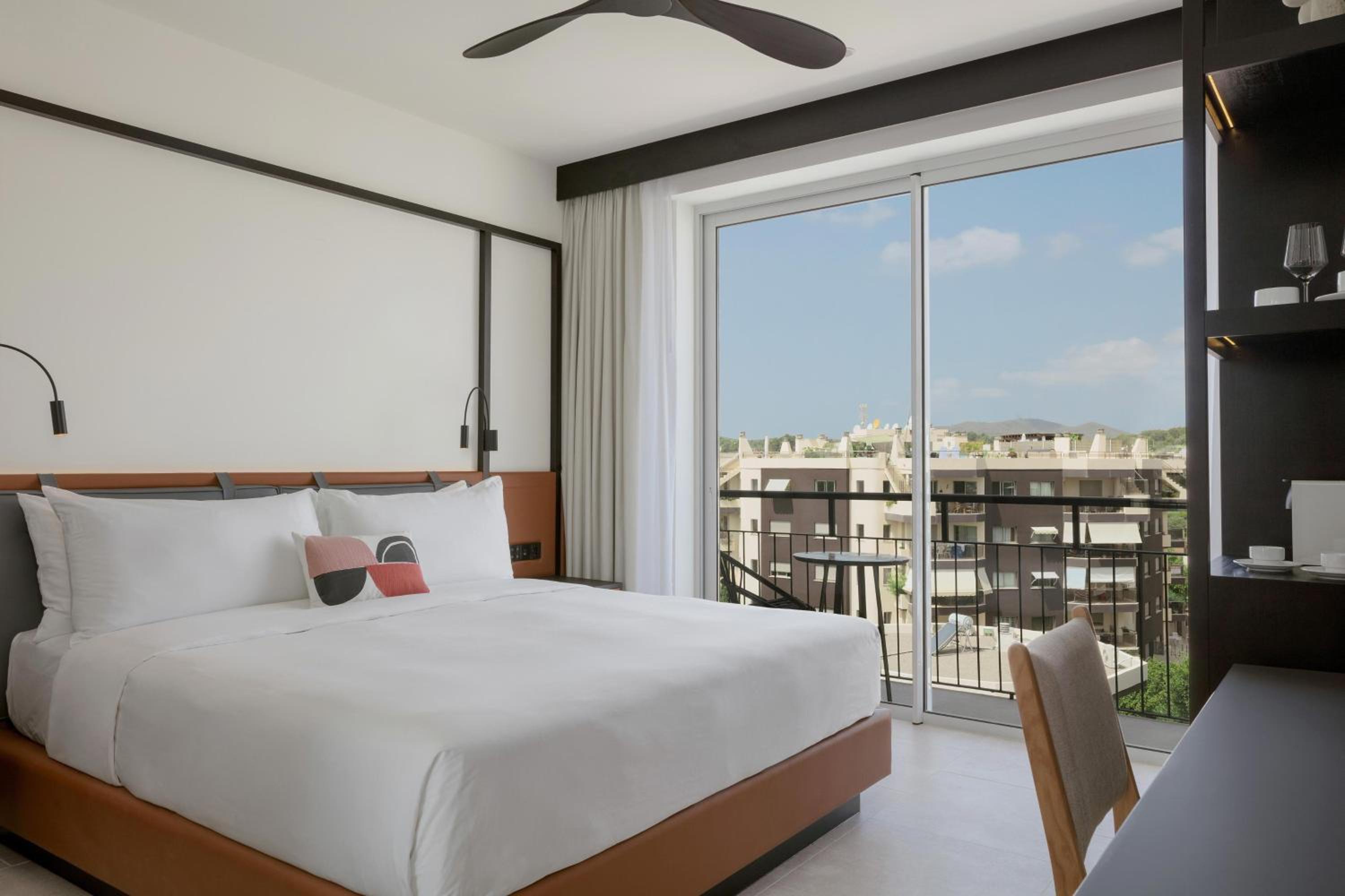 Deluxe King Room with One King Bed (Non Smoking)