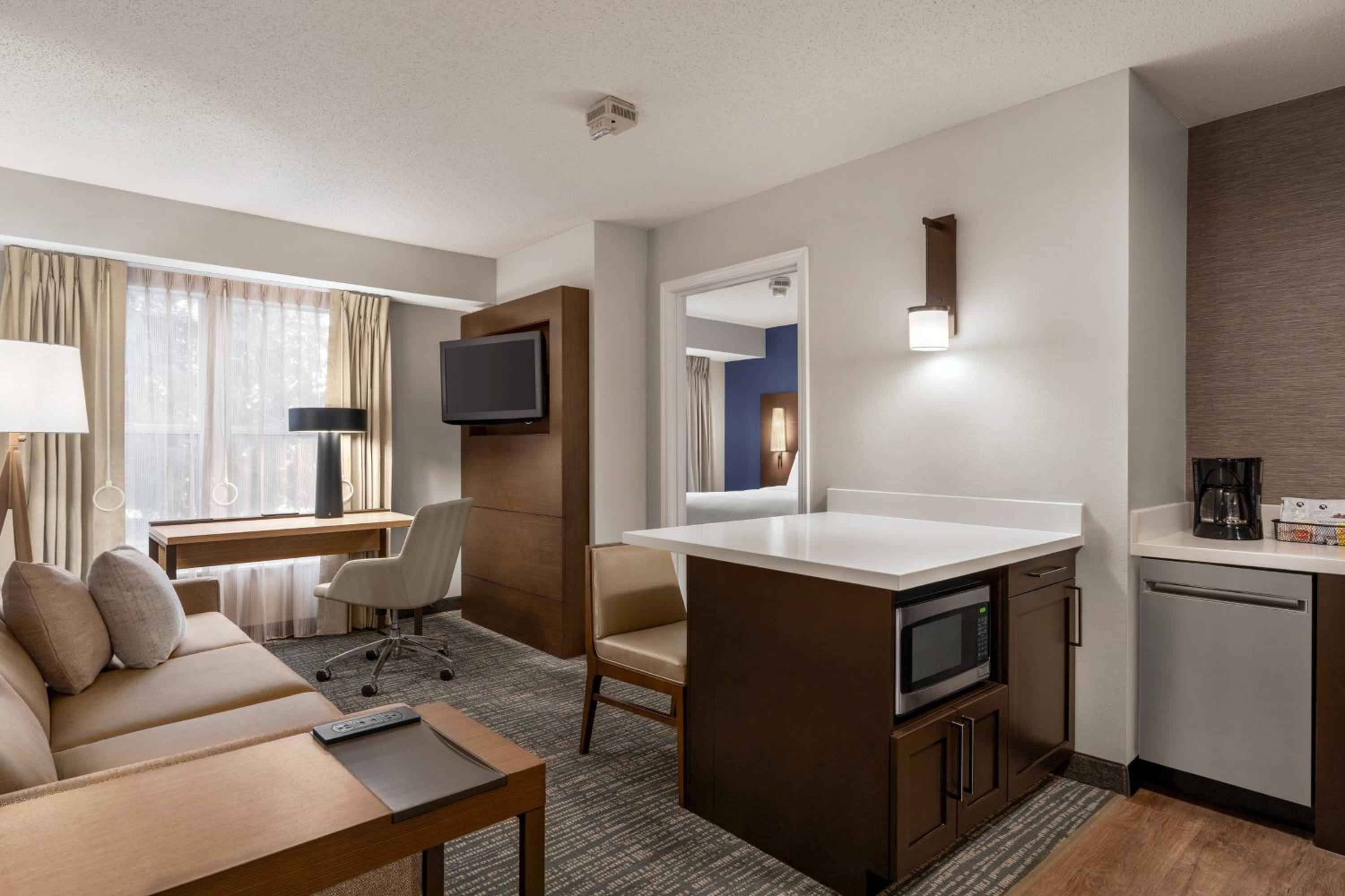 One-Bedroom Queen Suite - Photo 3