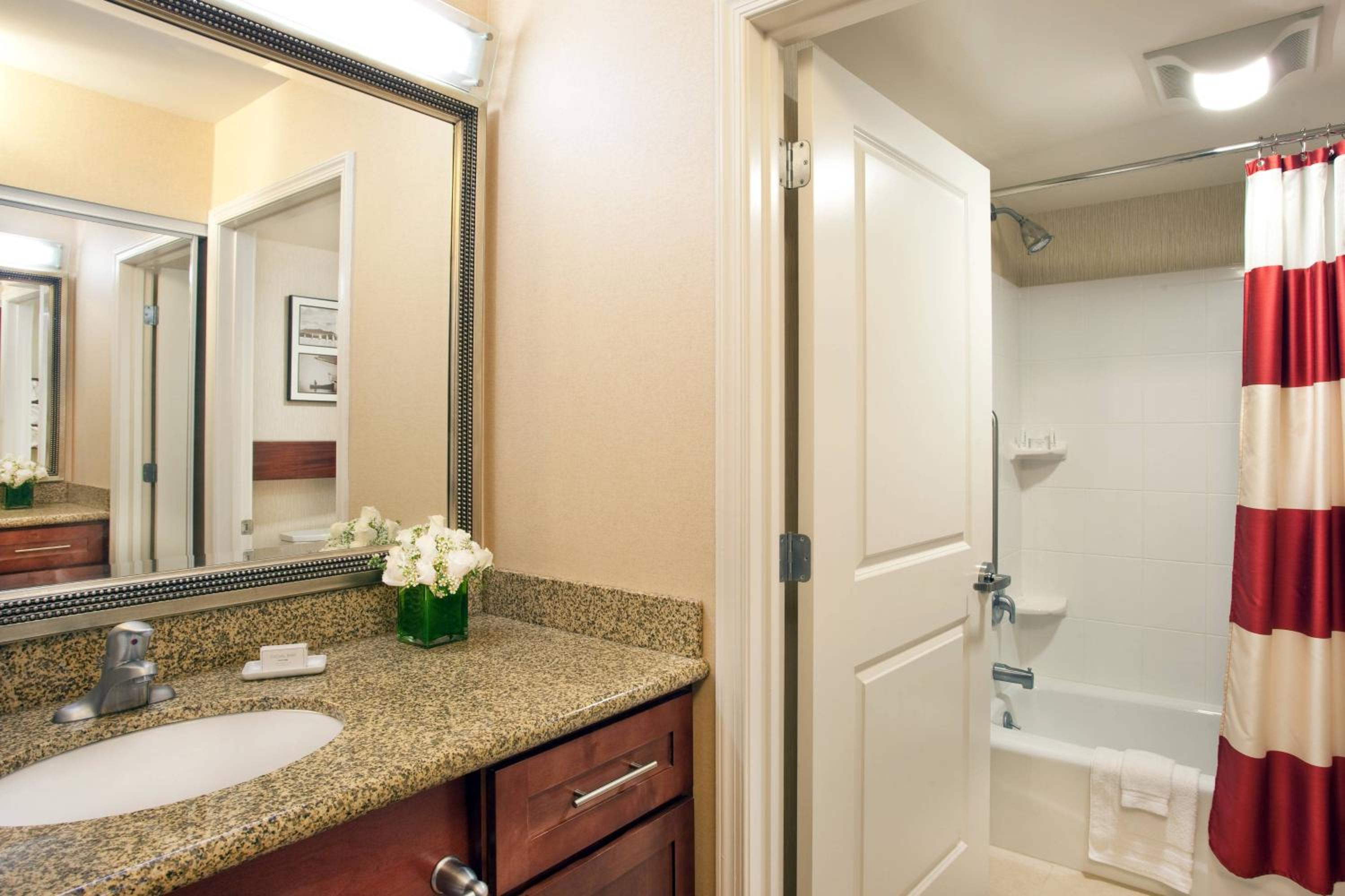 One-Bedroom King Suite with Sofa Bed - Photo 2
