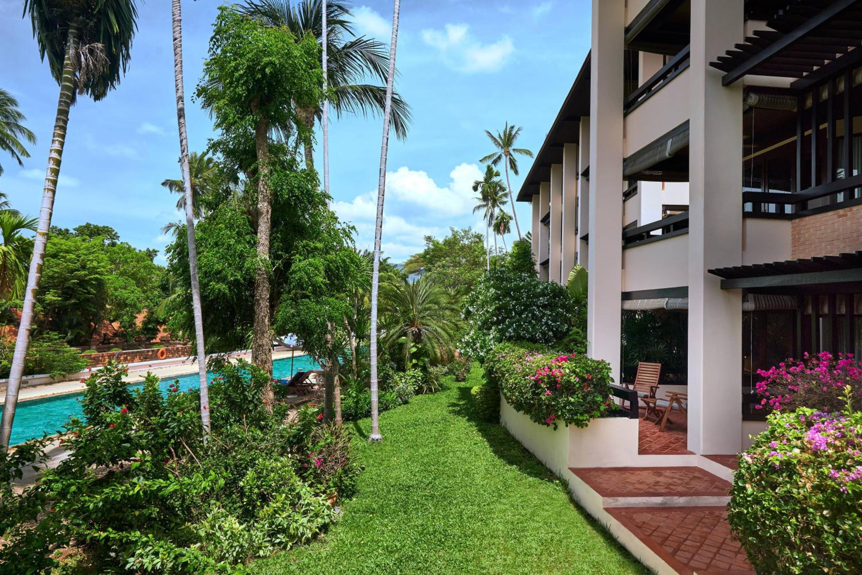 Deluxe Balcony, Guest room, 1 King Bed - Photo 2
