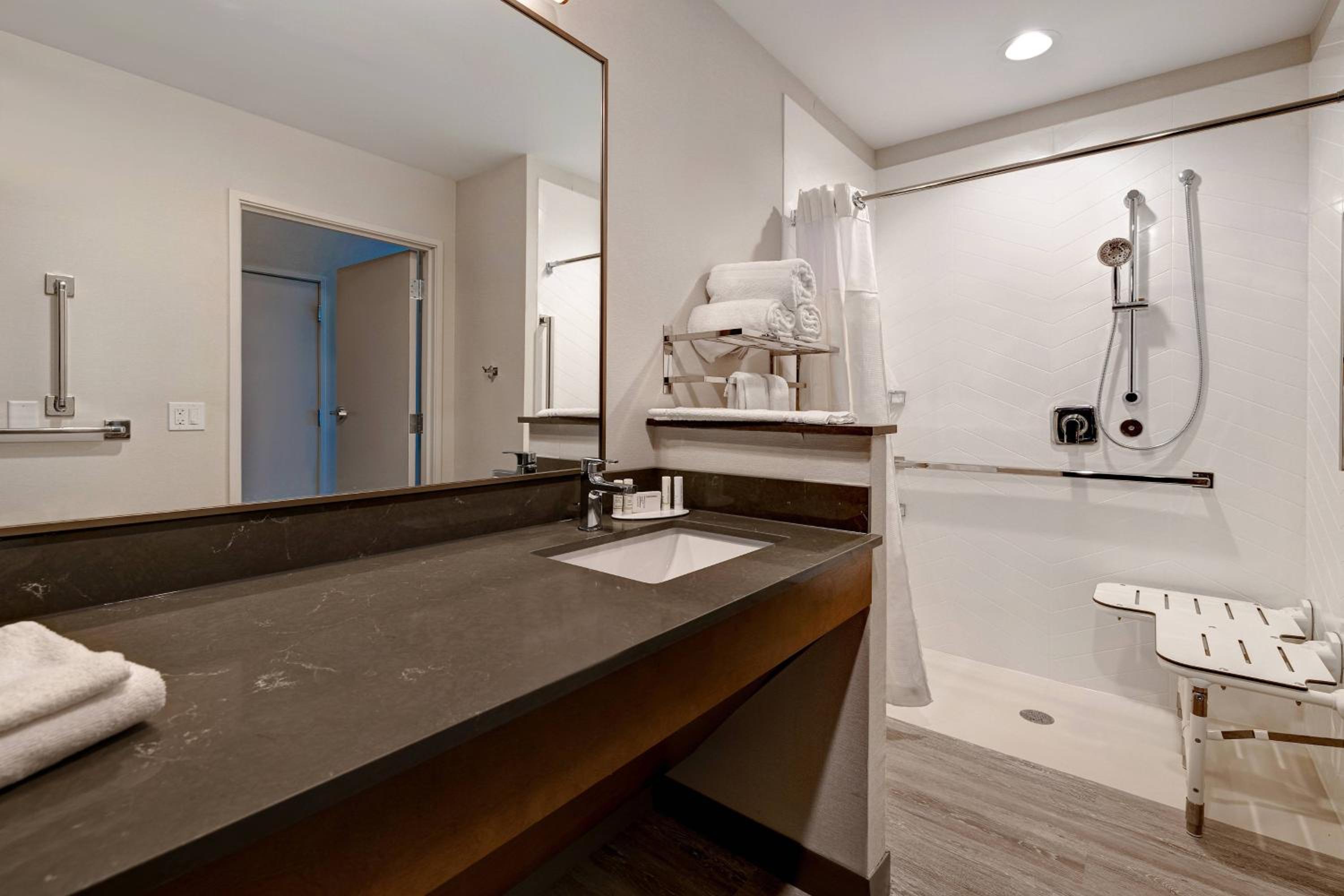 Double Queen Room - Photo 8