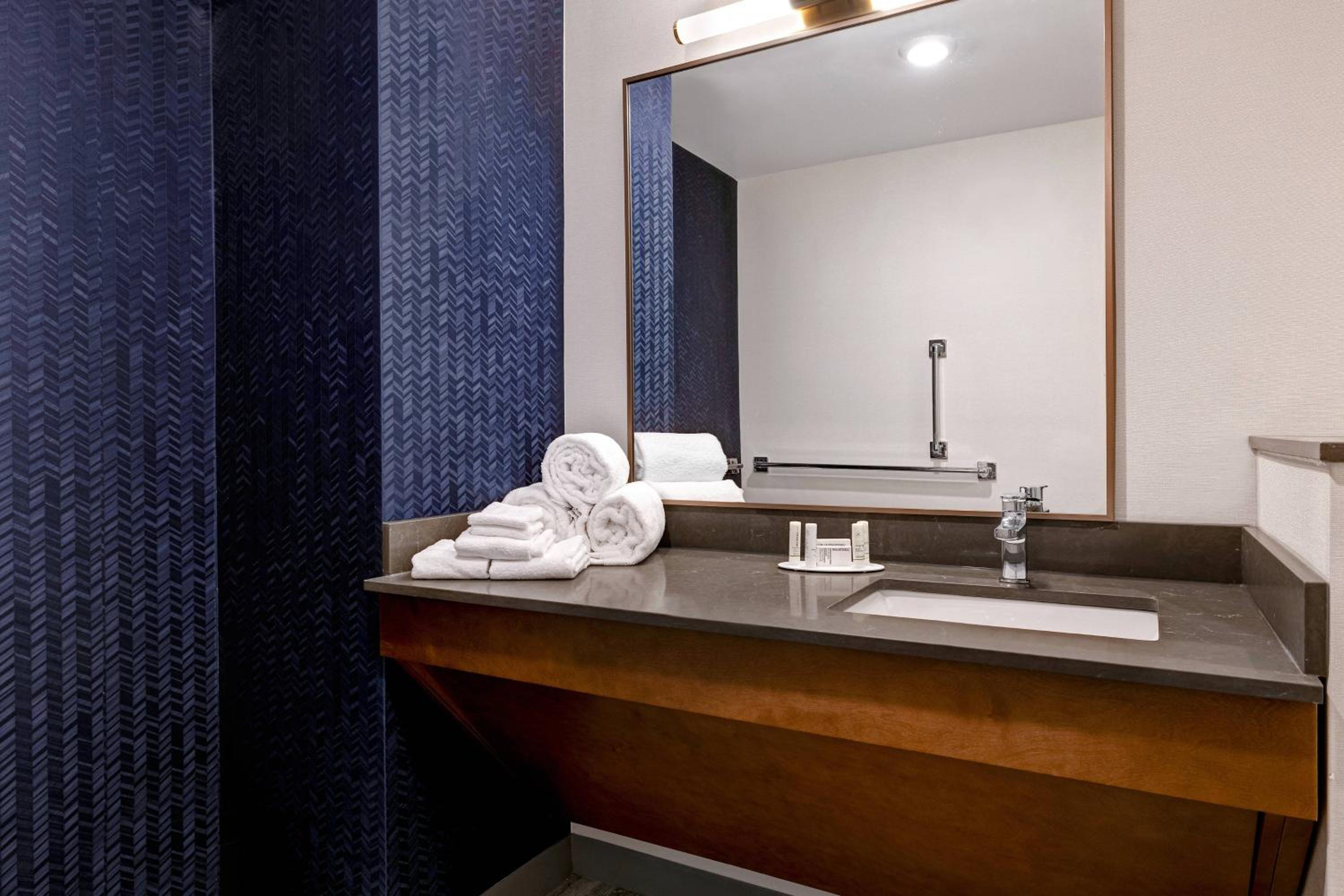 Executive King Suite with Sofa Bed - Photo 6