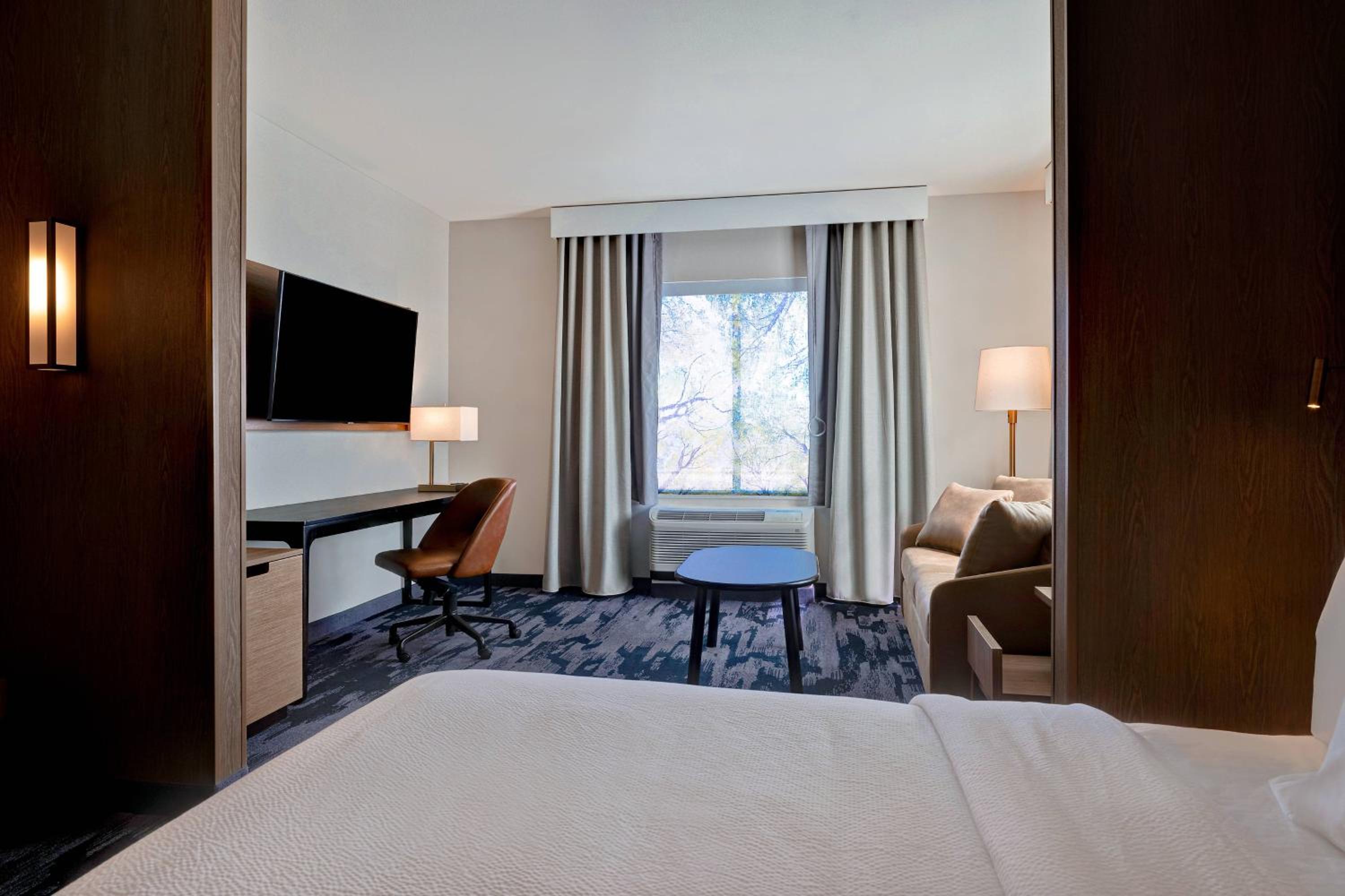 Executive King Suite with Sofa Bed - Photo 4