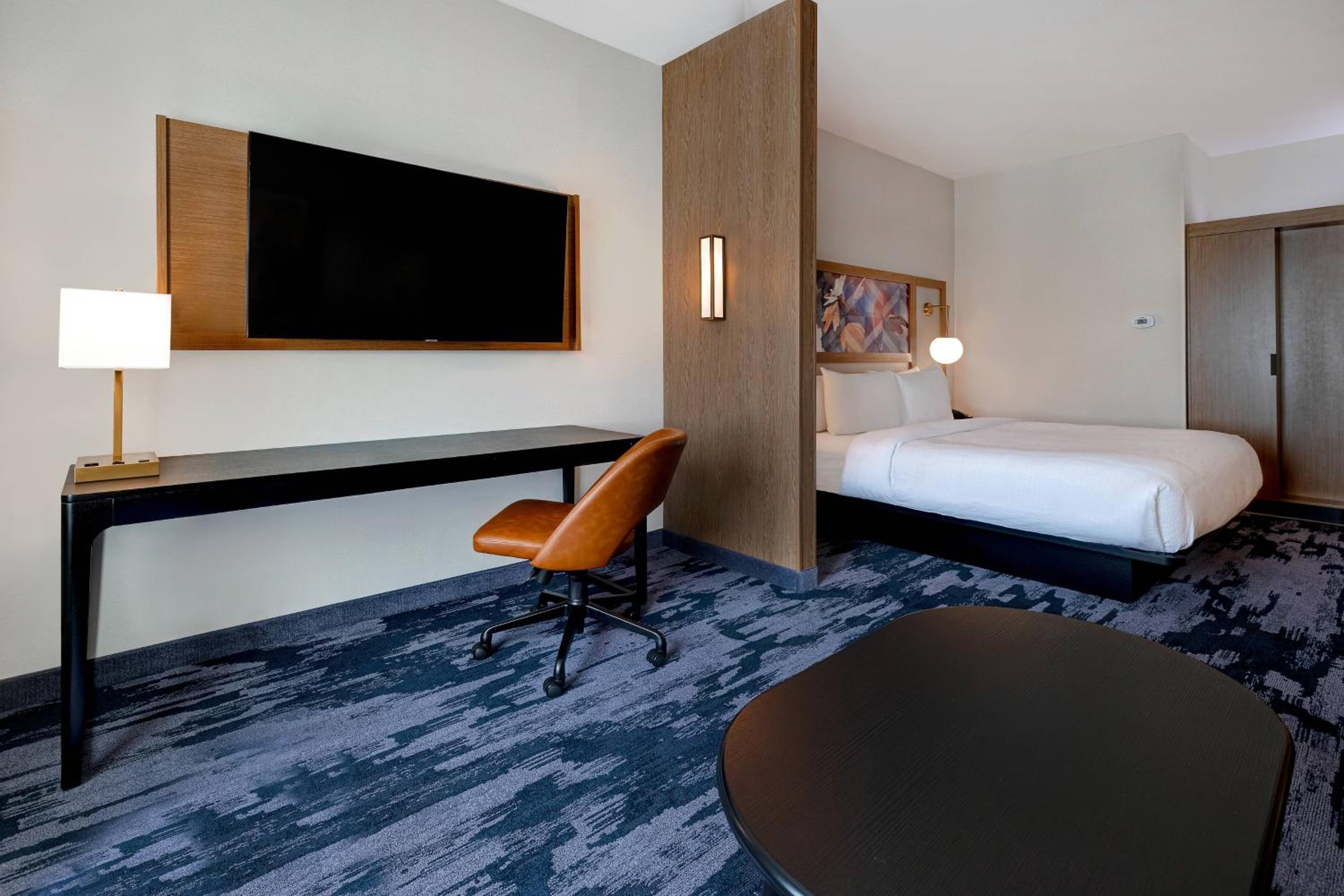 Executive King Suite with Sofa Bed - Photo 9