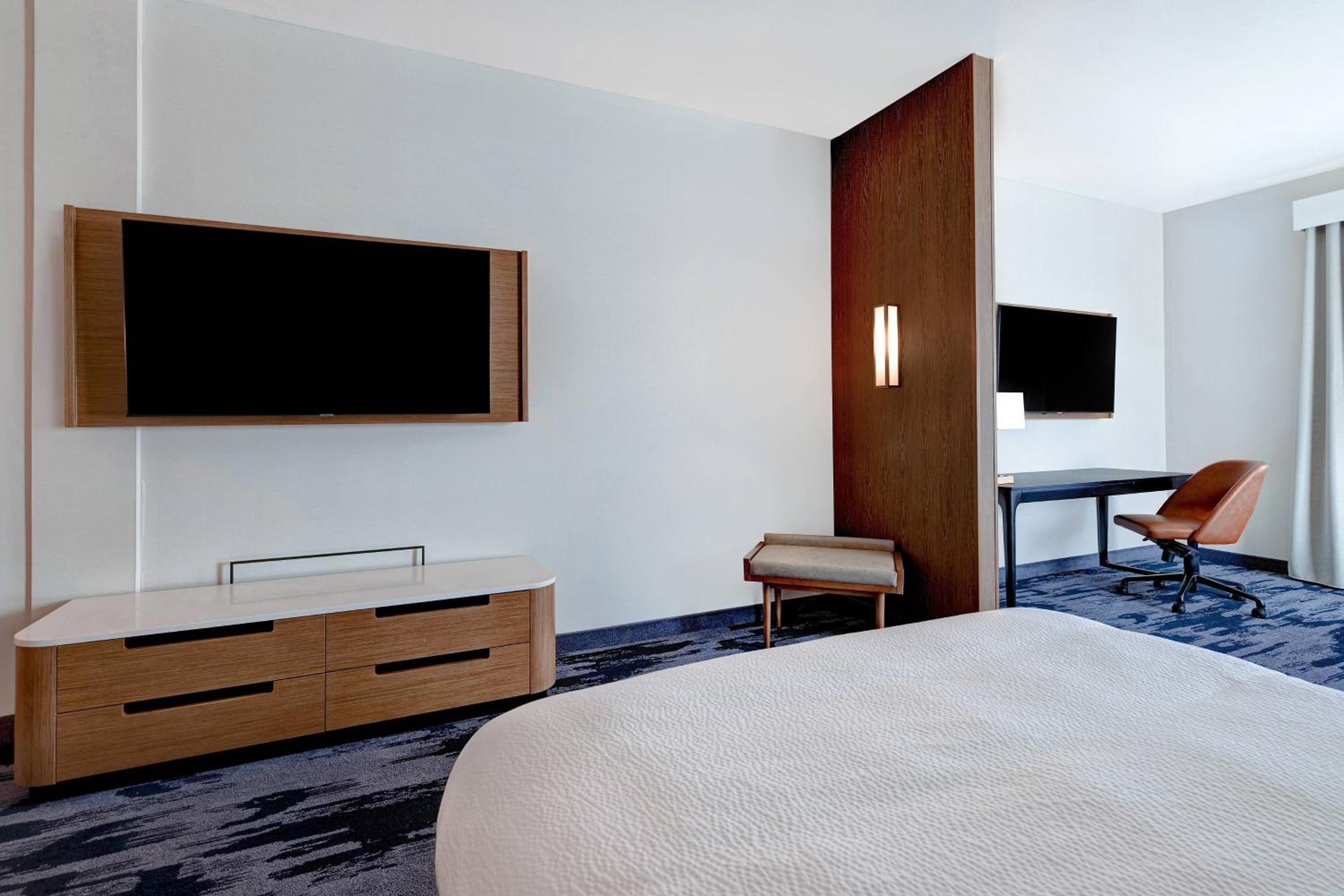 Executive King Suite with Sofa Bed - Photo 11