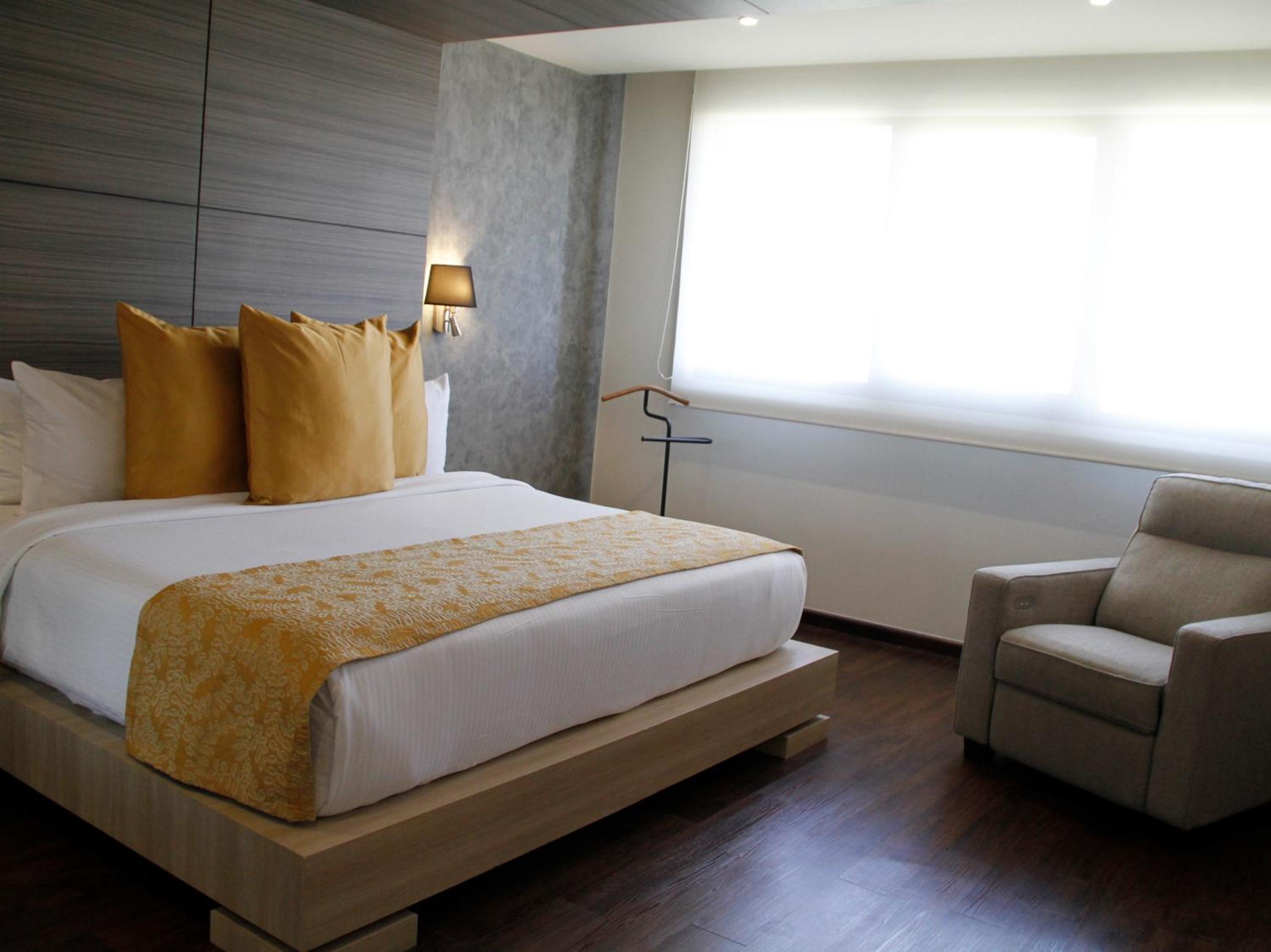 King Suite - Photo 3