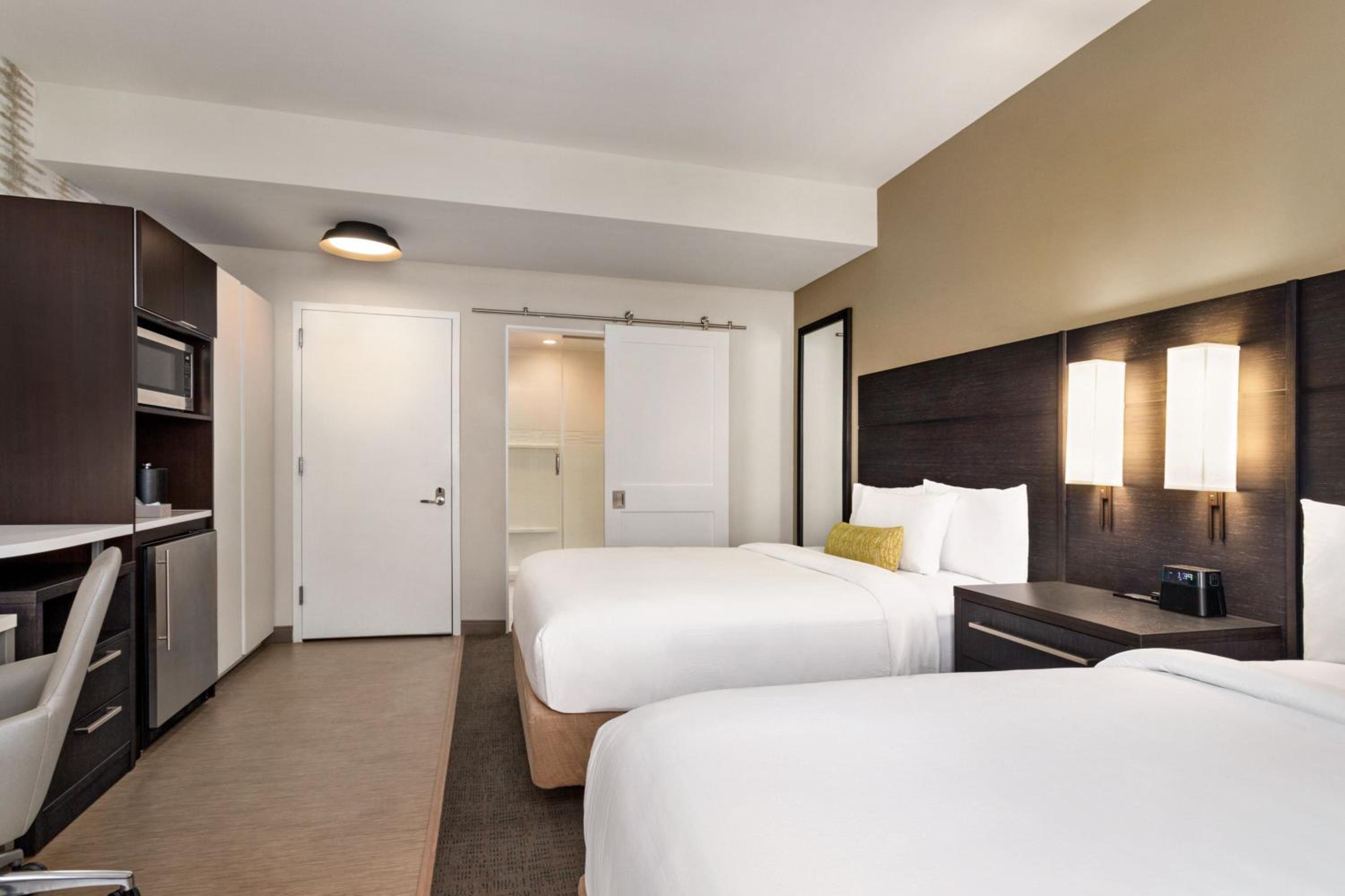 Queen Room with Two Queen Beds - Photo 5