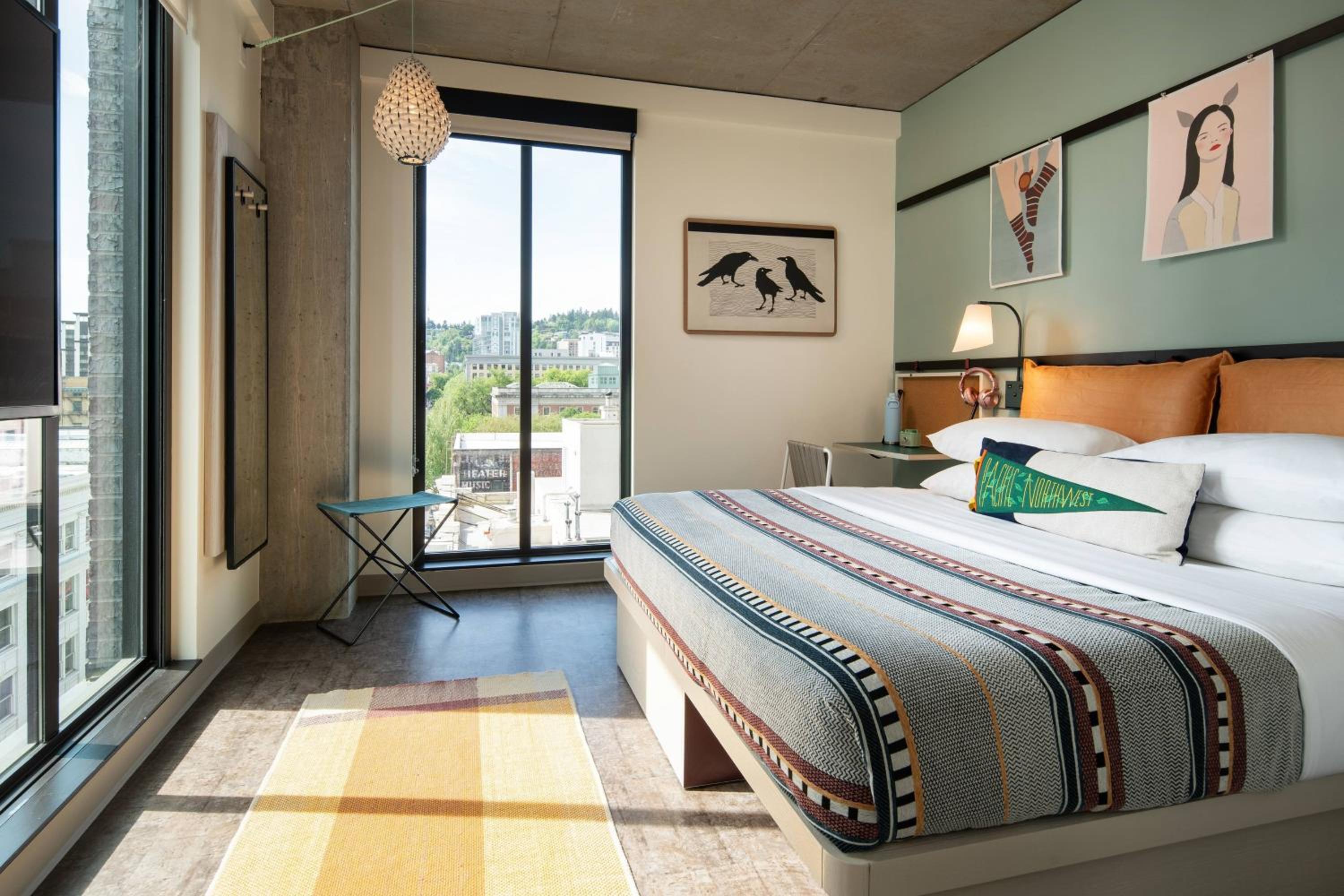 Corner Guest room with 1 King