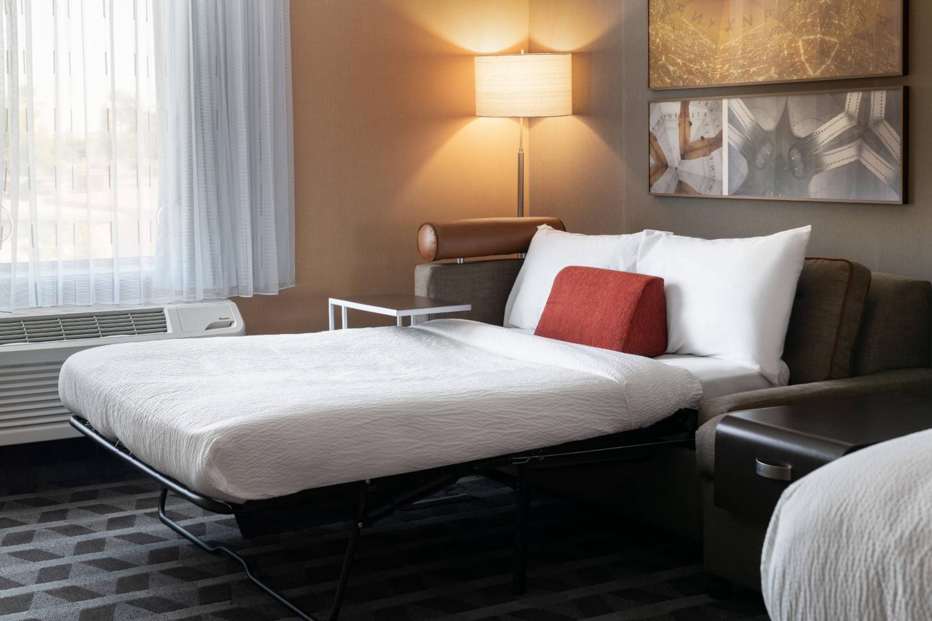 1 Bedroom Suite, 1 King, Sofa bed - Photo 4