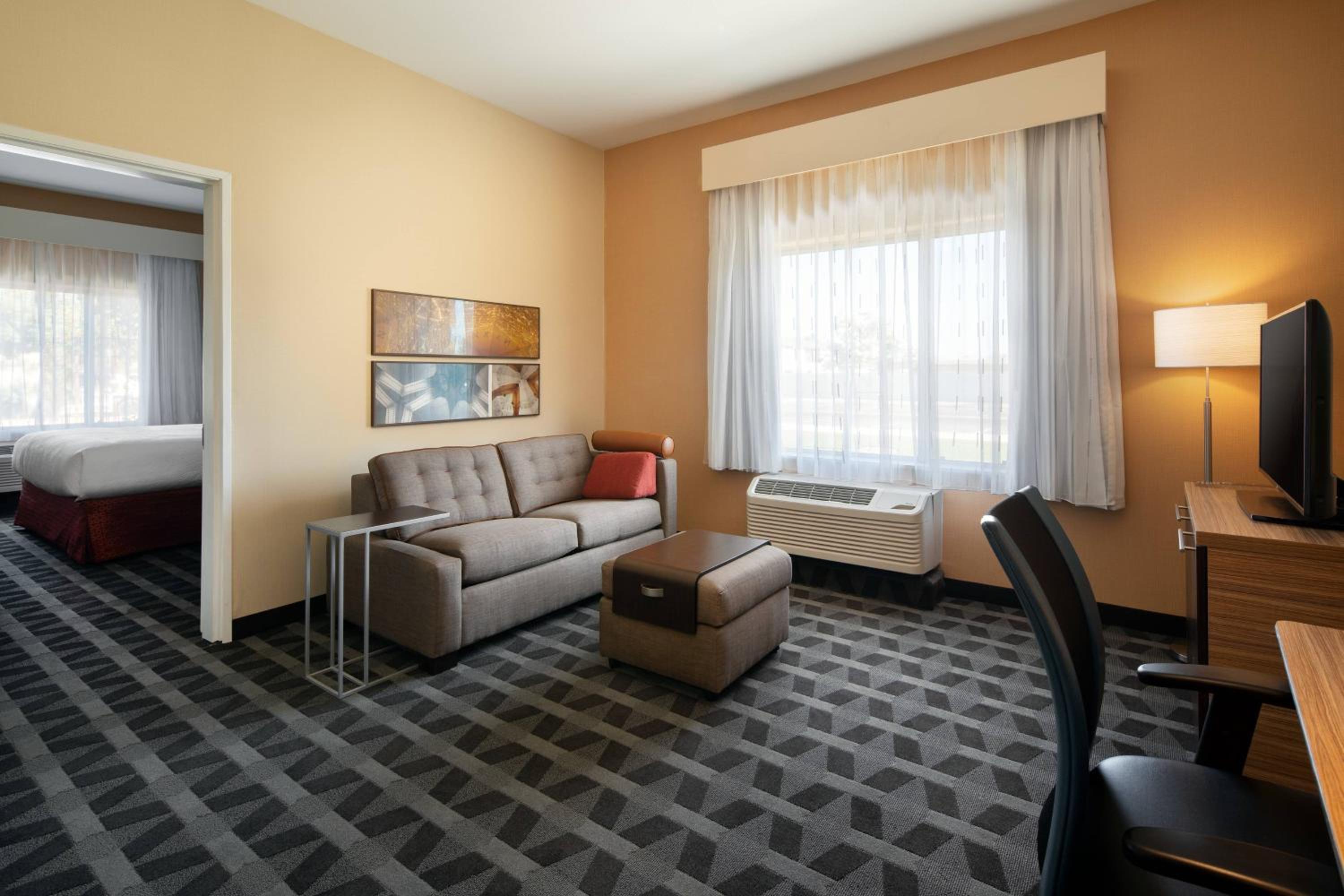 1 Bedroom Suite, 1 King, Sofa bed - Photo 1
