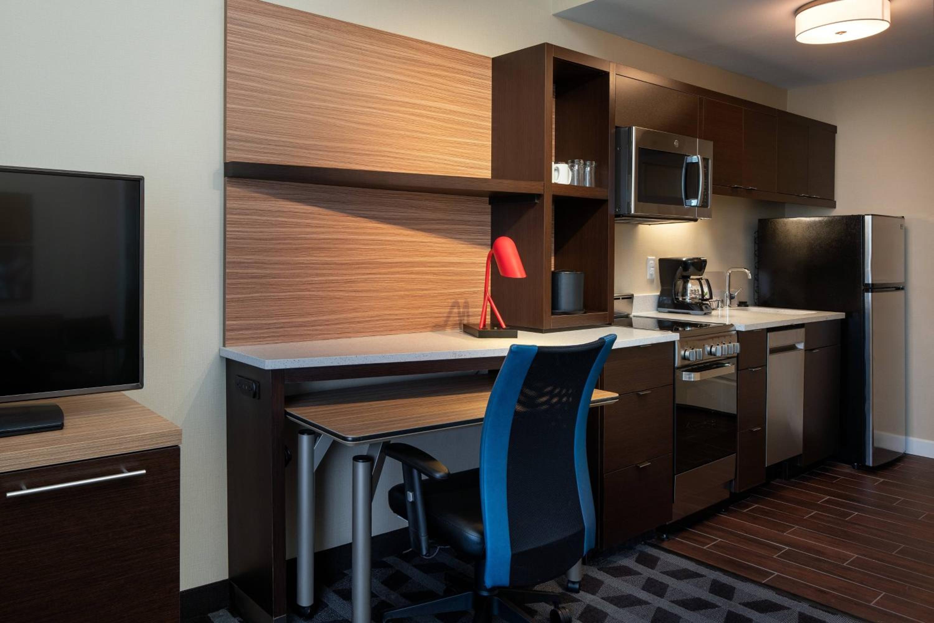 1 Bedroom Suite, 1 King, Sofa bed - Photo 3