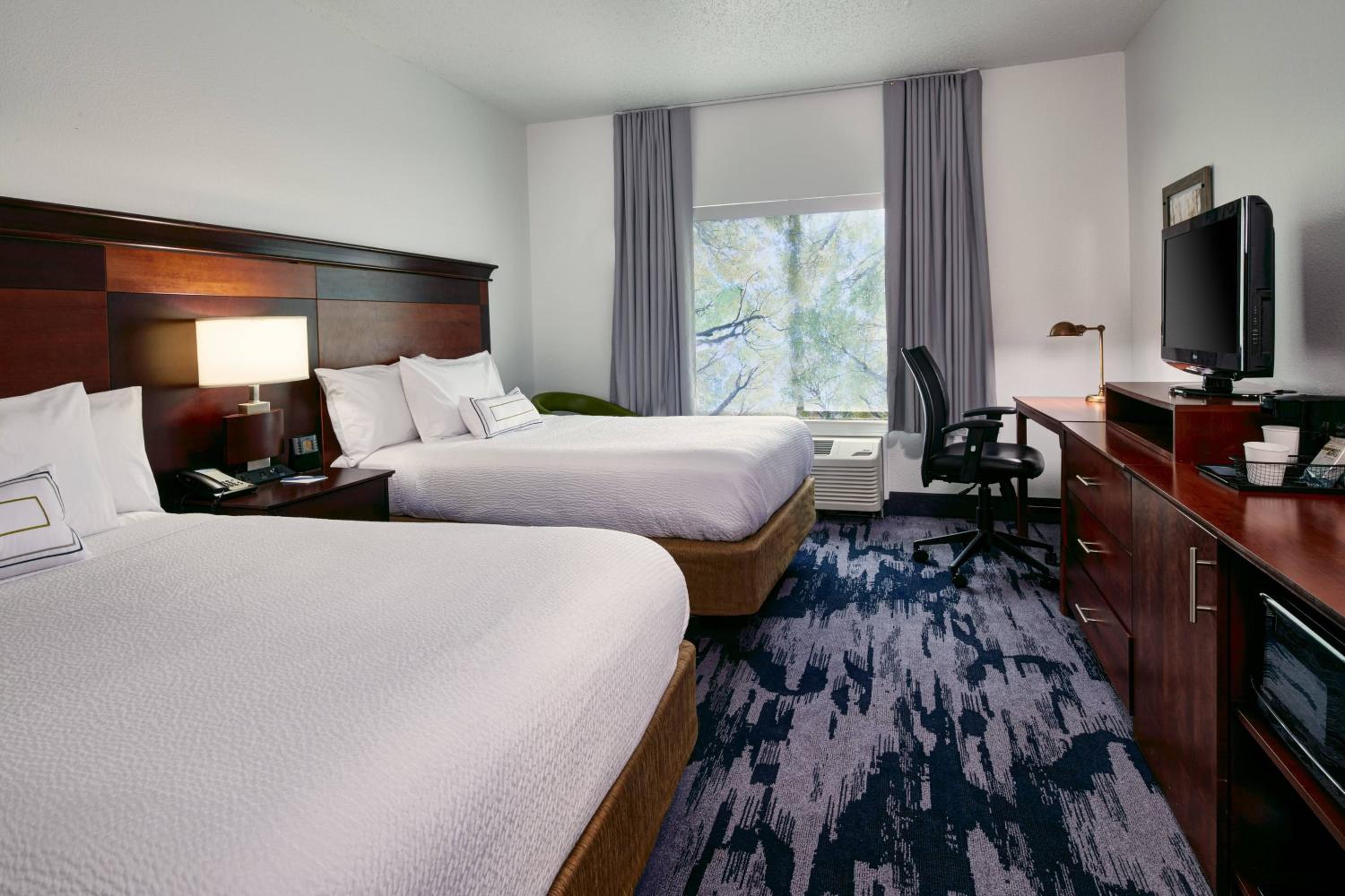 Queen Room with Two Queen Beds - Photo 3
