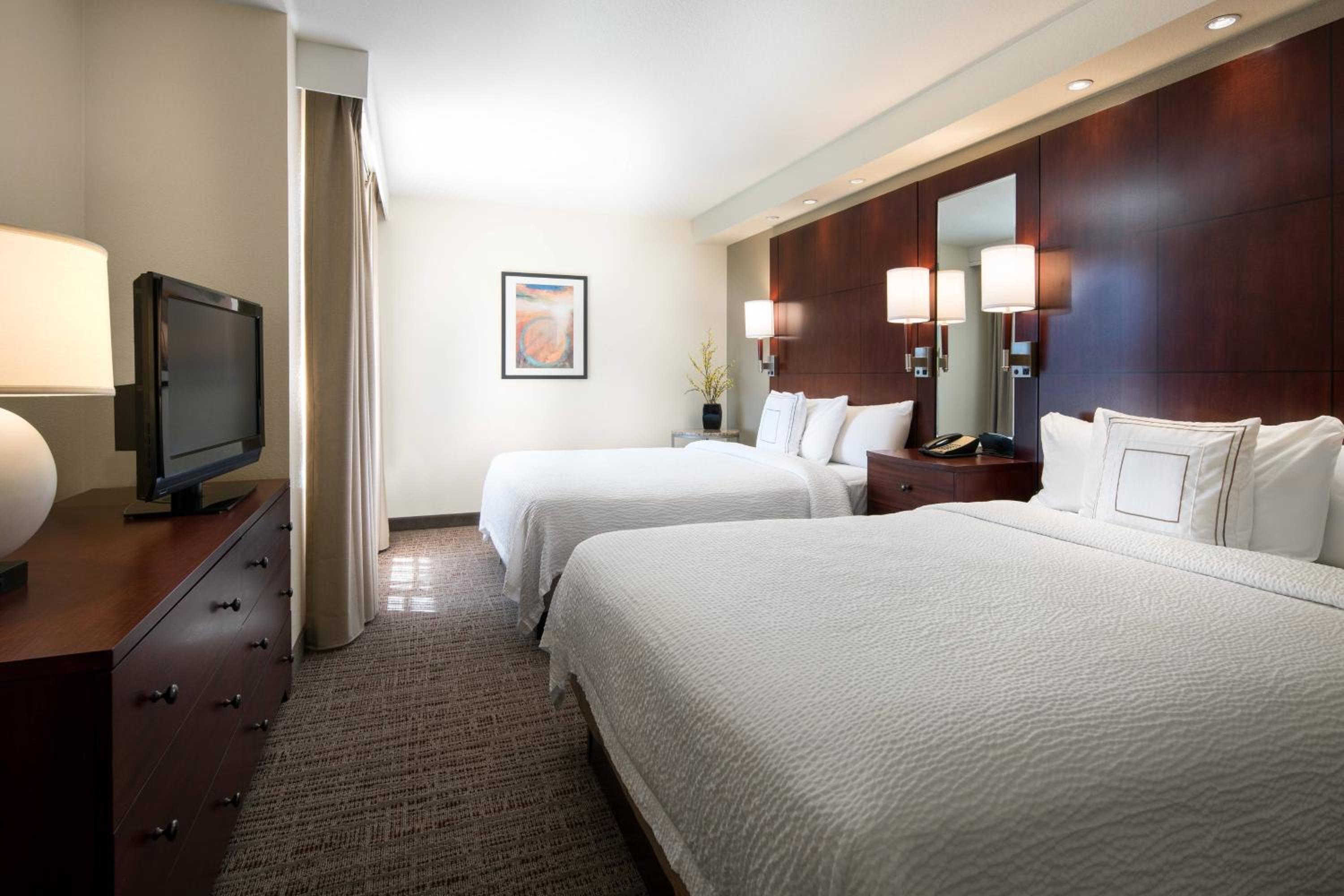 One-Bedroom Suite with Two Queen Beds and Sofa Bed - Photo 1