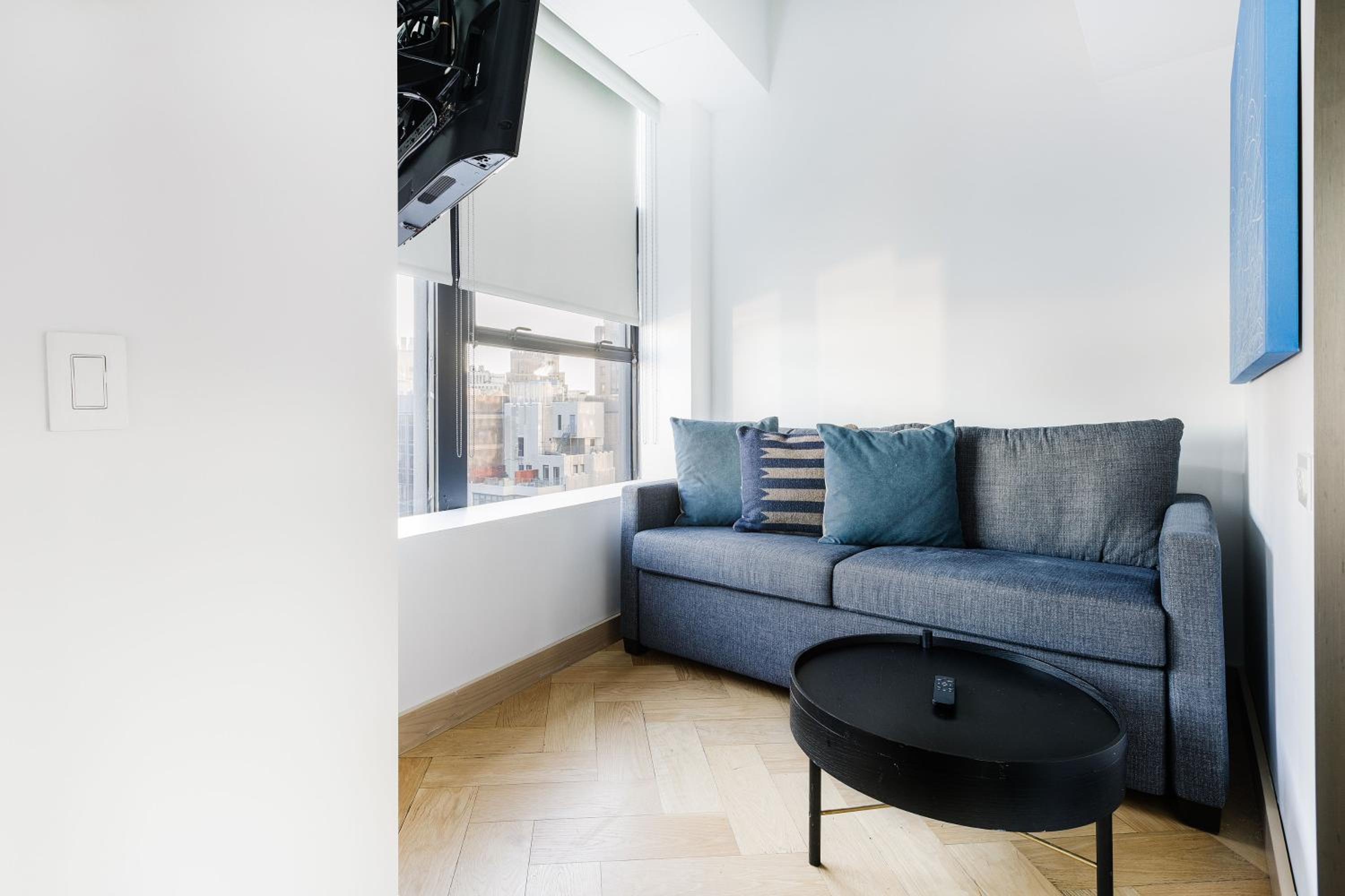 Premium One Bedroom Sky thumbnail 5