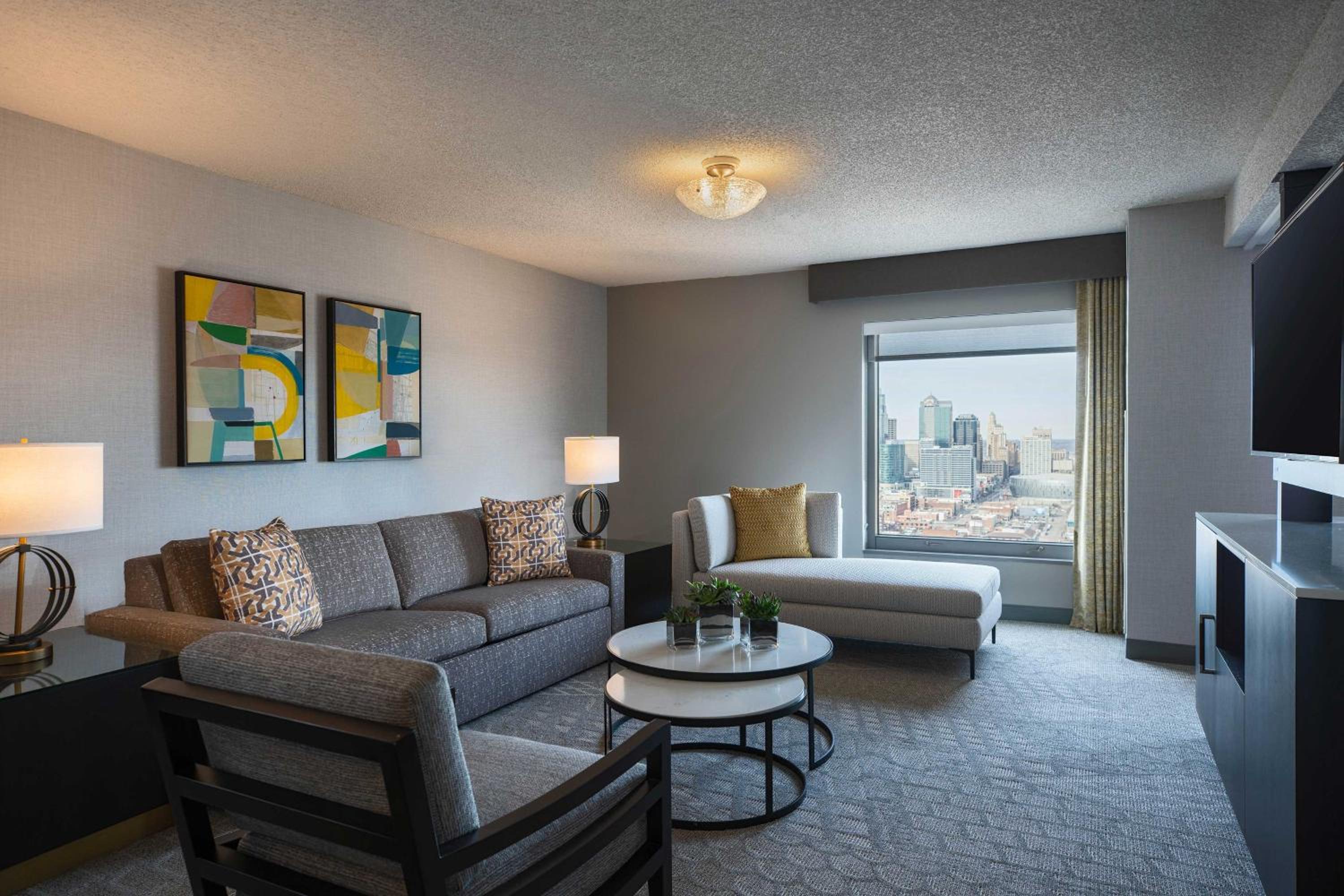 Junior Suite,1 King, Corner room, Sofa Bed, High floor - Photo 1