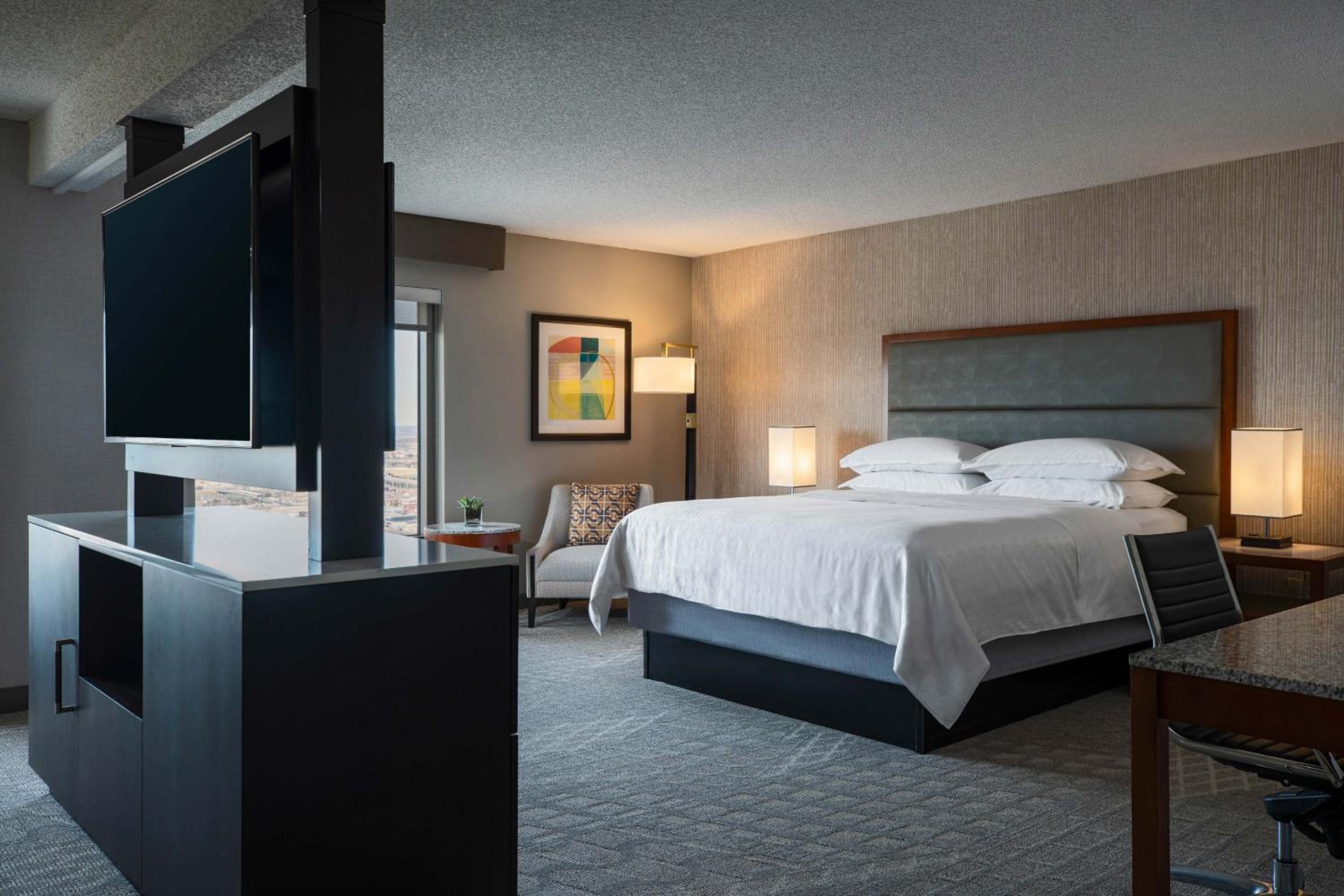 Junior Suite,1 King, Corner room, Sofa Bed, High floor - Photo 4