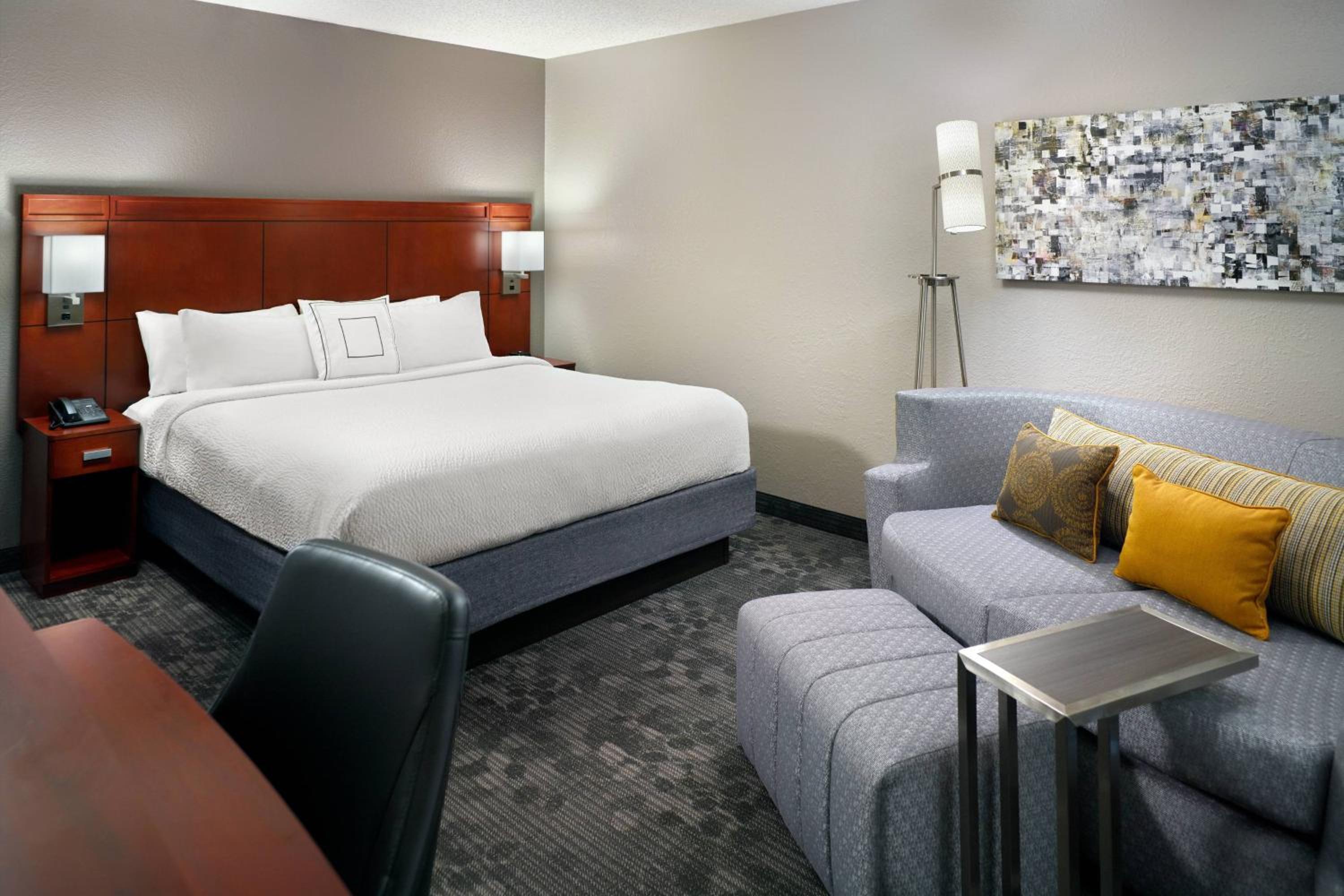 King Room with Sofa Bed - Photo 4