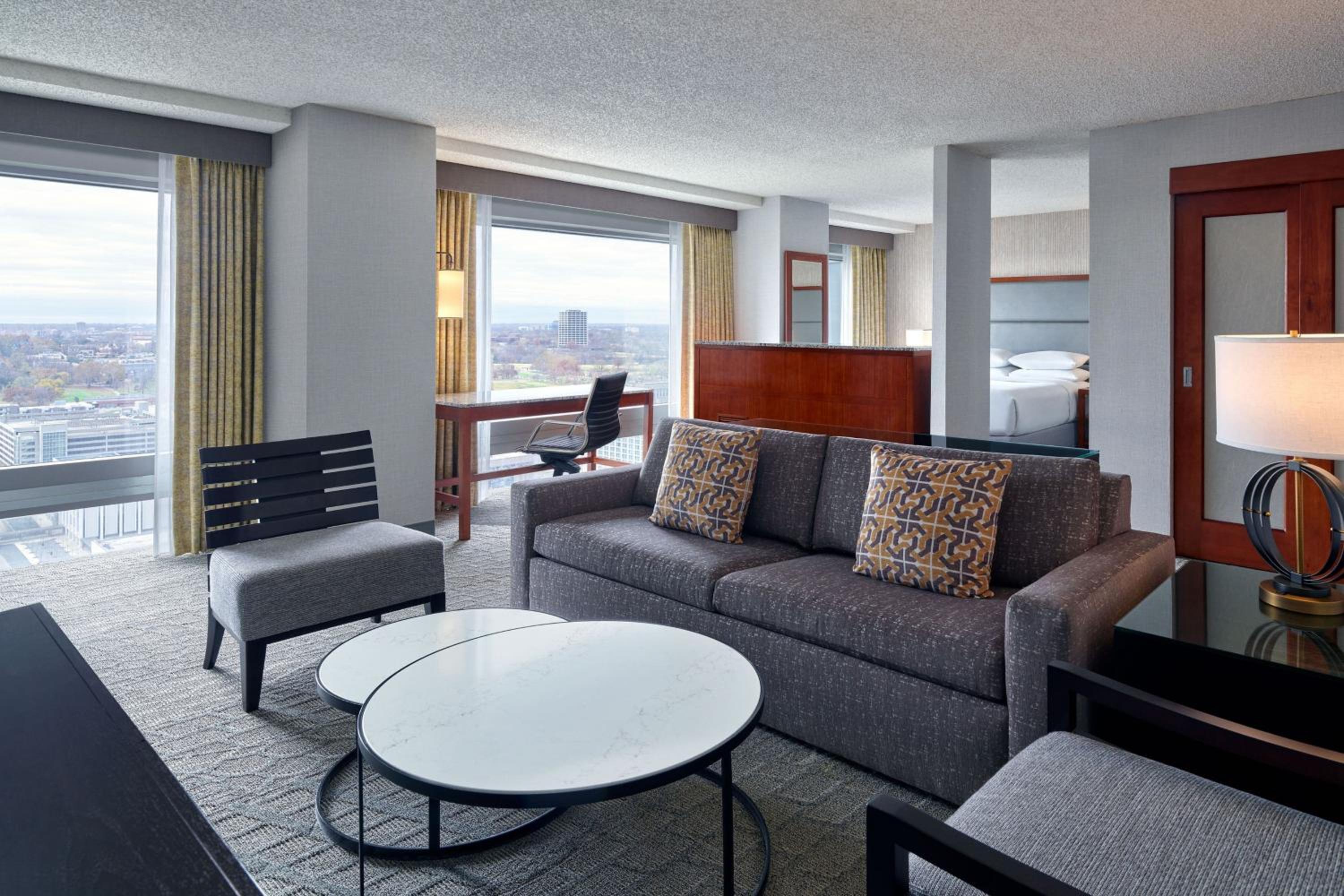 Studio Suite, 1 Queen, Sofa Bed Skyline view - Photo 1