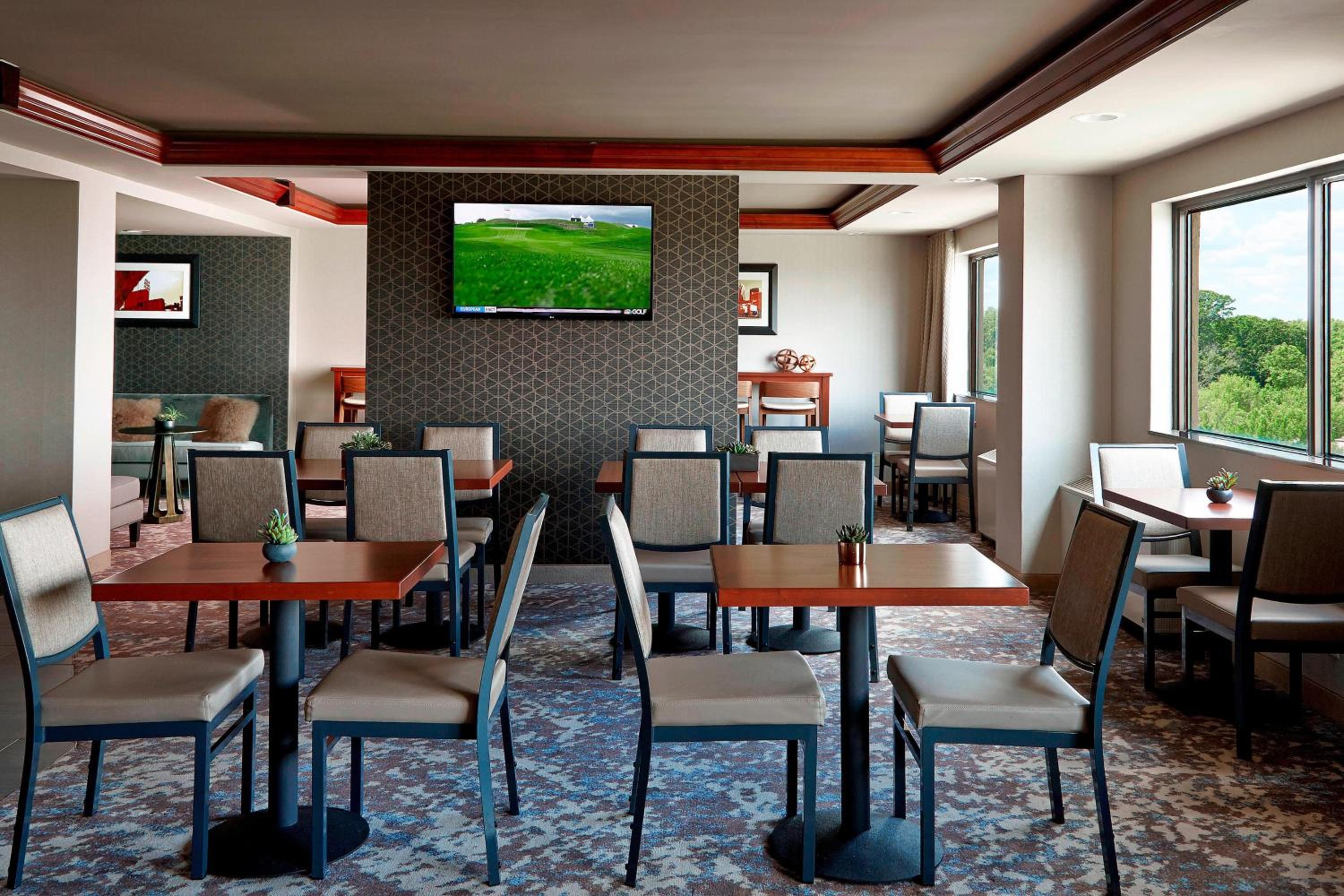Concierge level, Guest room, 1 King - Photo 5