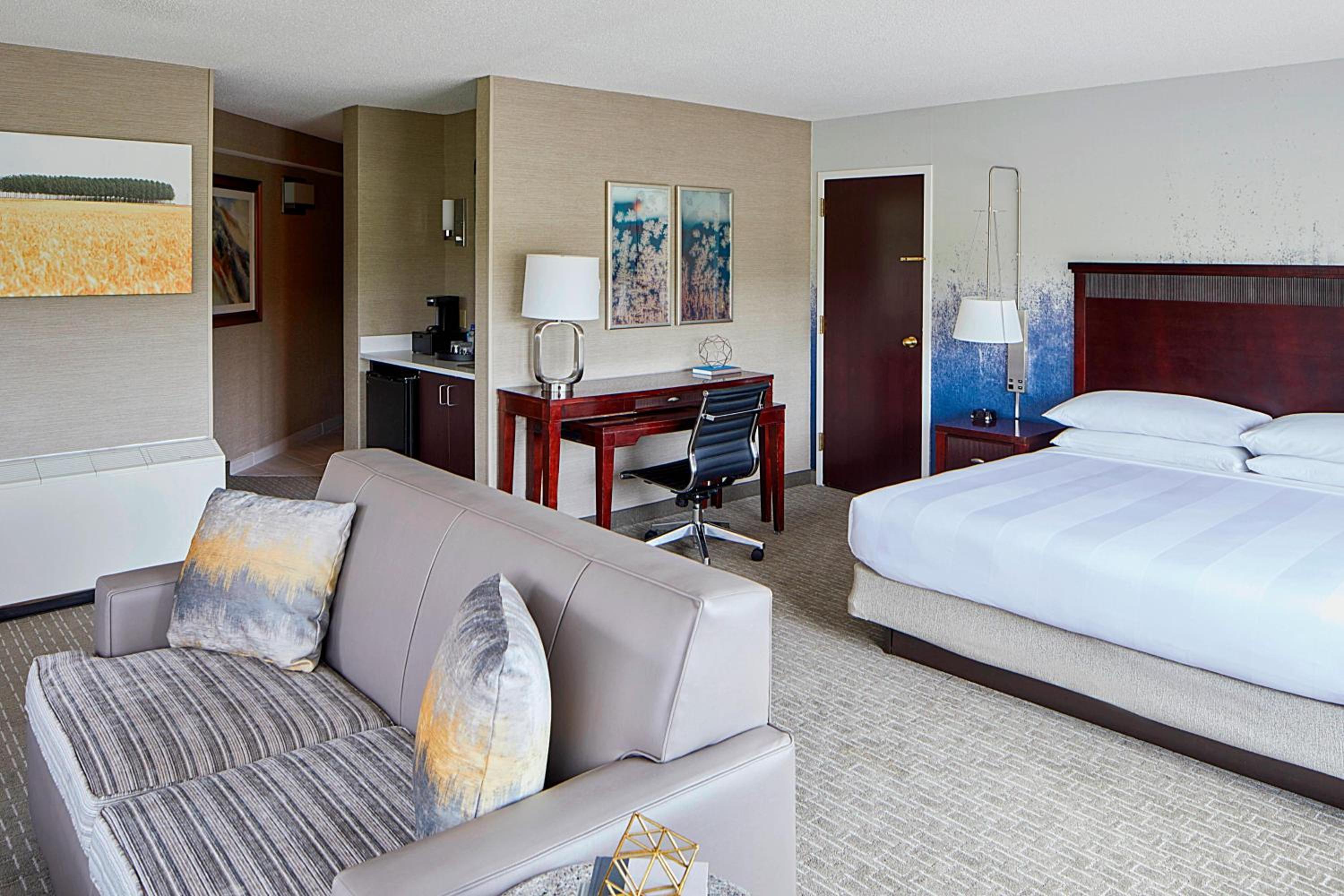 Larger Suite, 1 King, Sofa bed - Photo 3