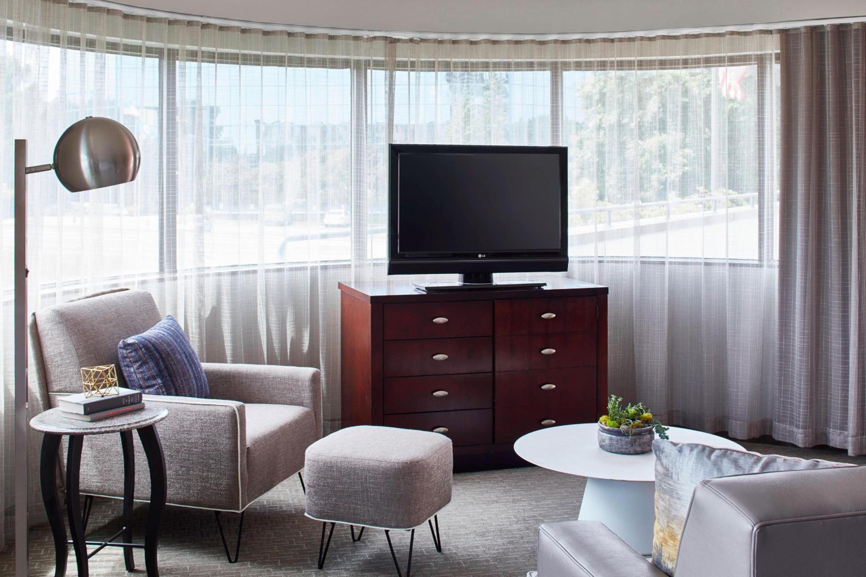 Larger Suite, 1 King, Sofa bed - Photo 14