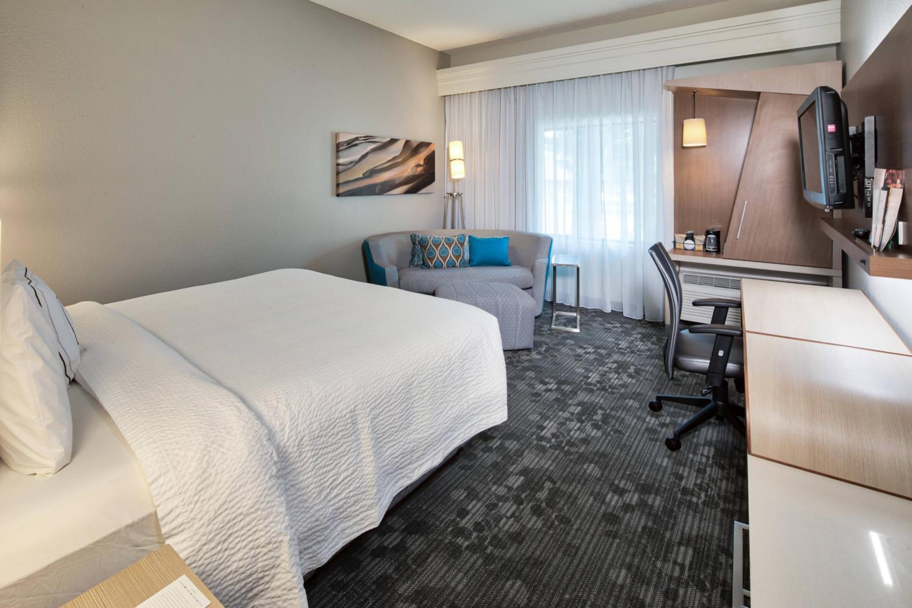 King Room with Sofa Bed - Photo 2