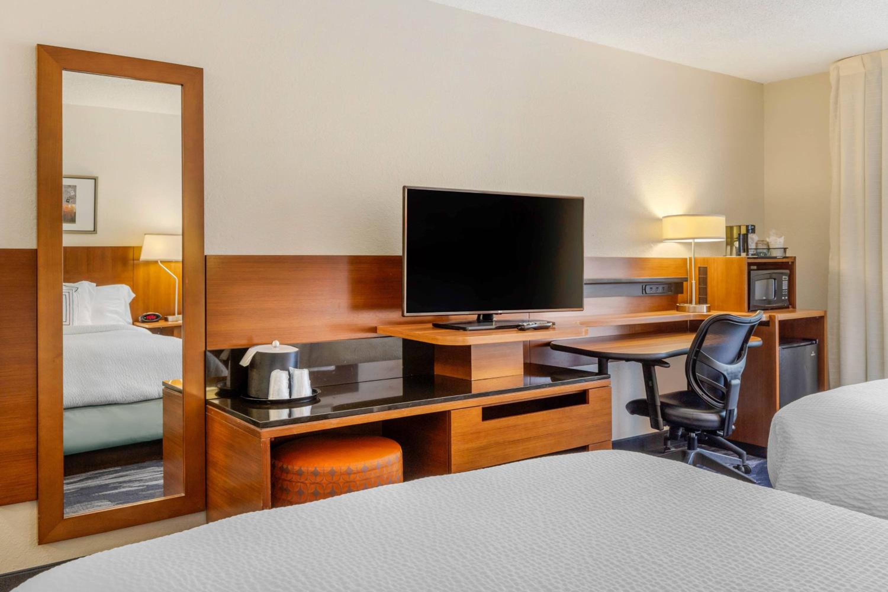 Double Room with Two Double Beds - Photo 2