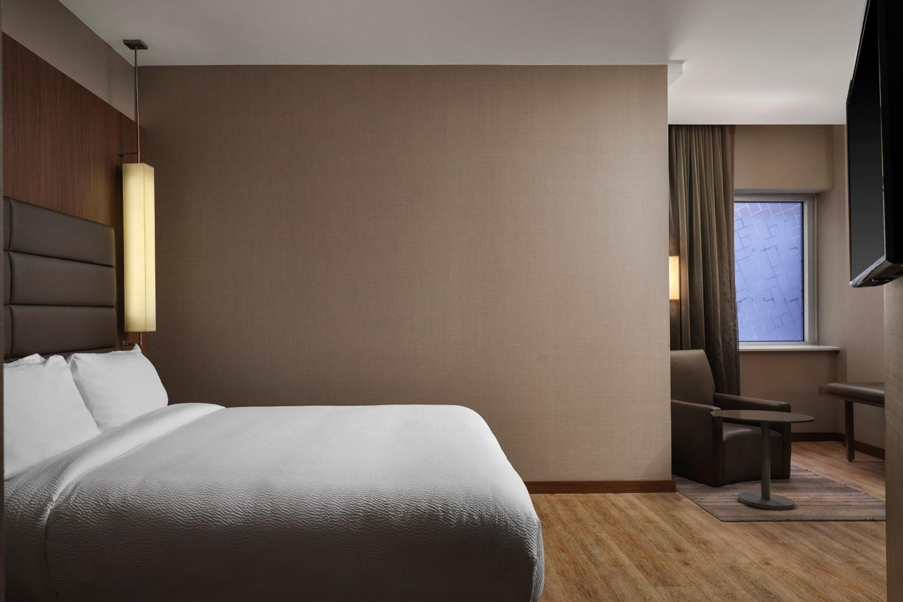 King Room with Roll-in Shower - Mobility Accessible photo 3