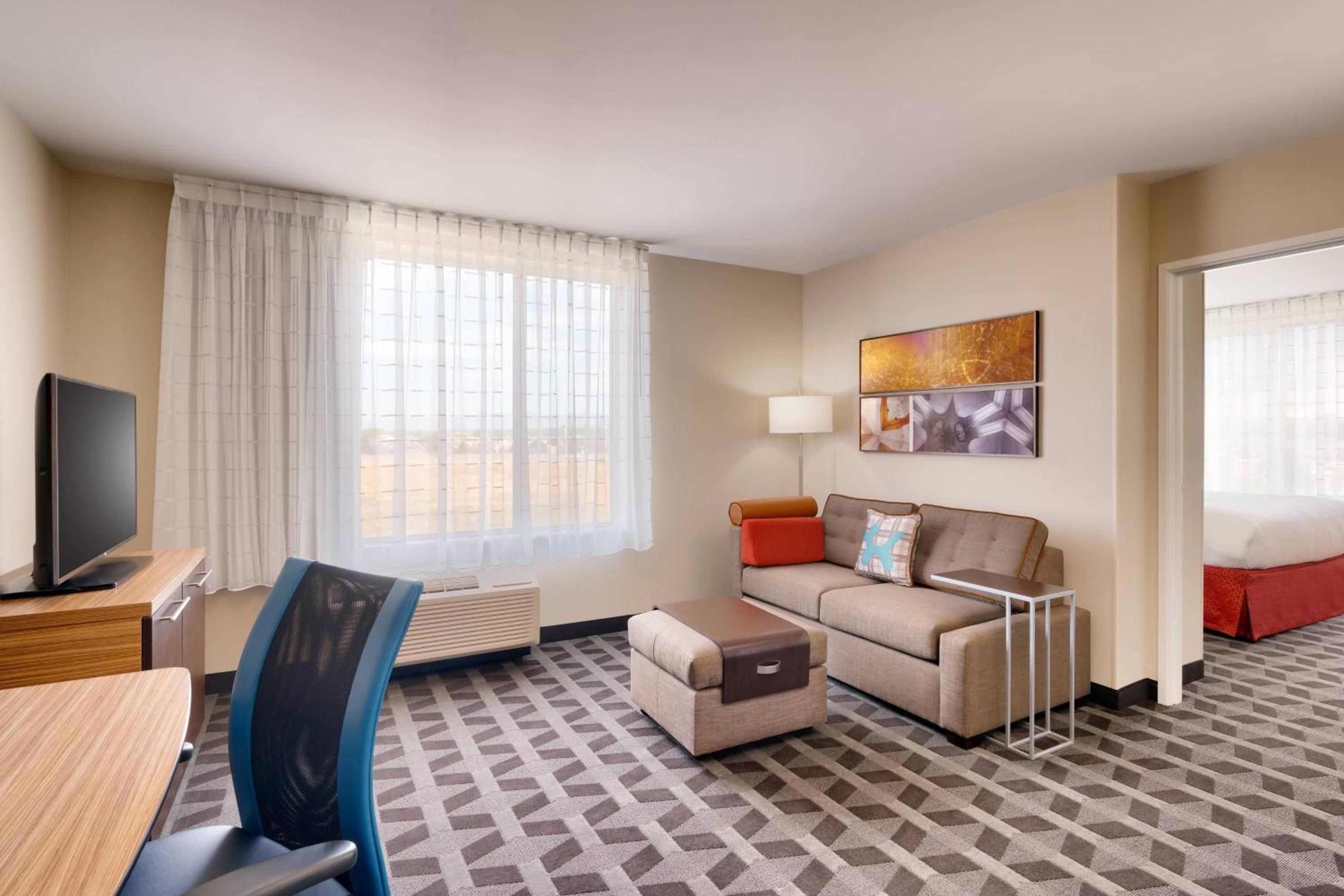 1 Bedroom Suite, 1 King, Sofa bed, City view - Photo 4