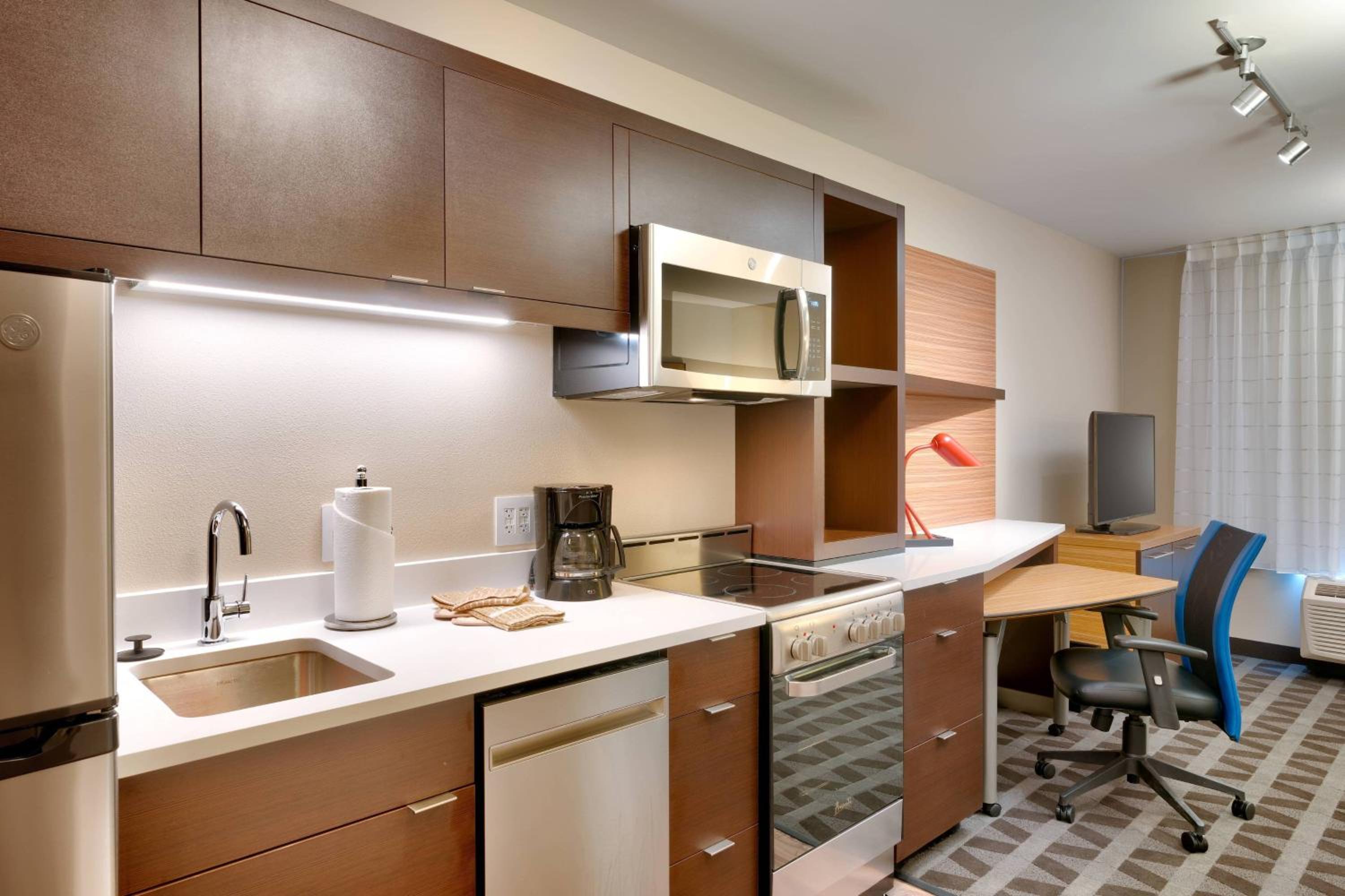 1 Bedroom Suite, 1 King, Sofa bed, City view - Photo 5