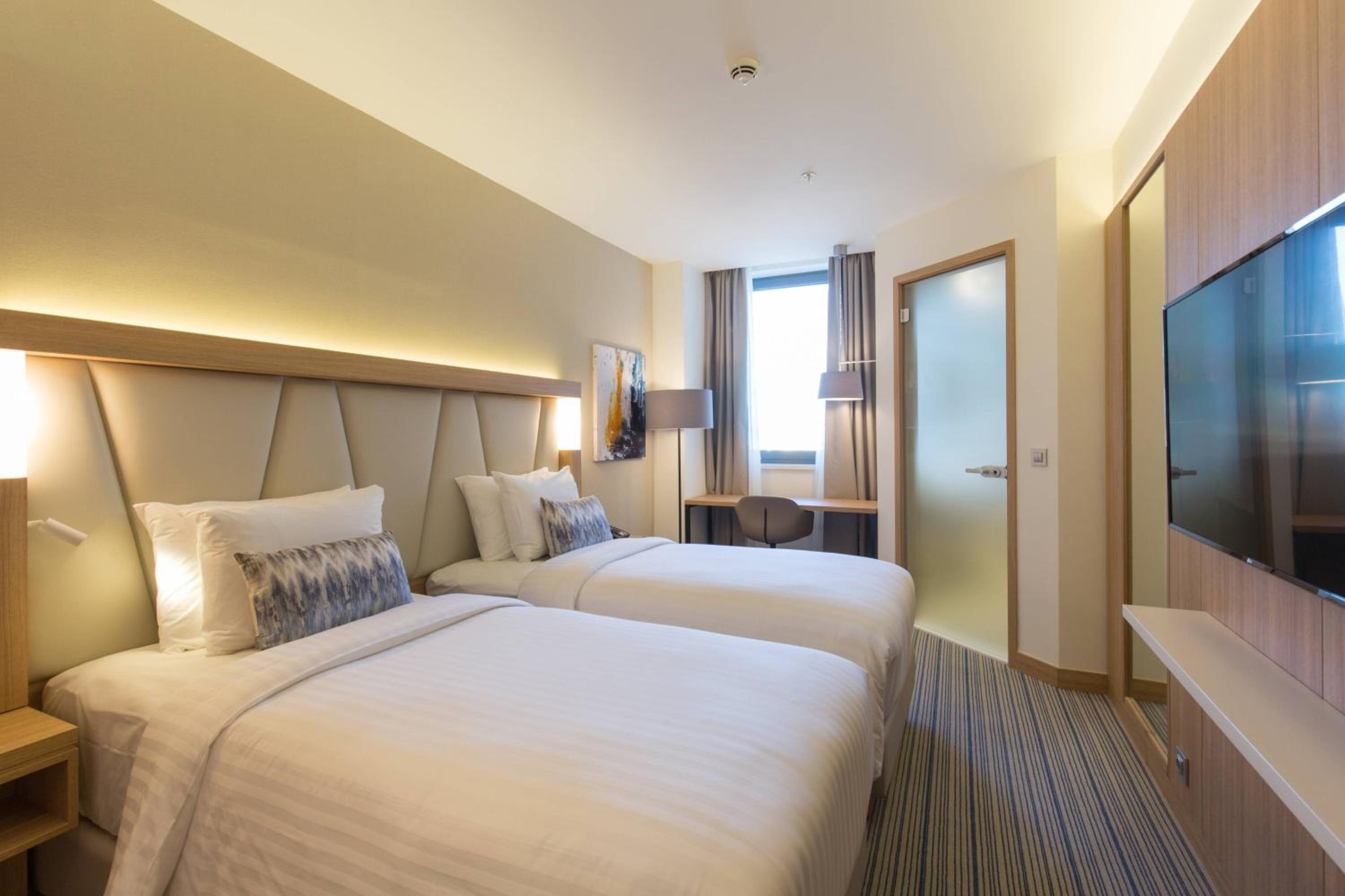 Standard, Guest room, 2 Twin/Single Bed(s), City view - Photo 4