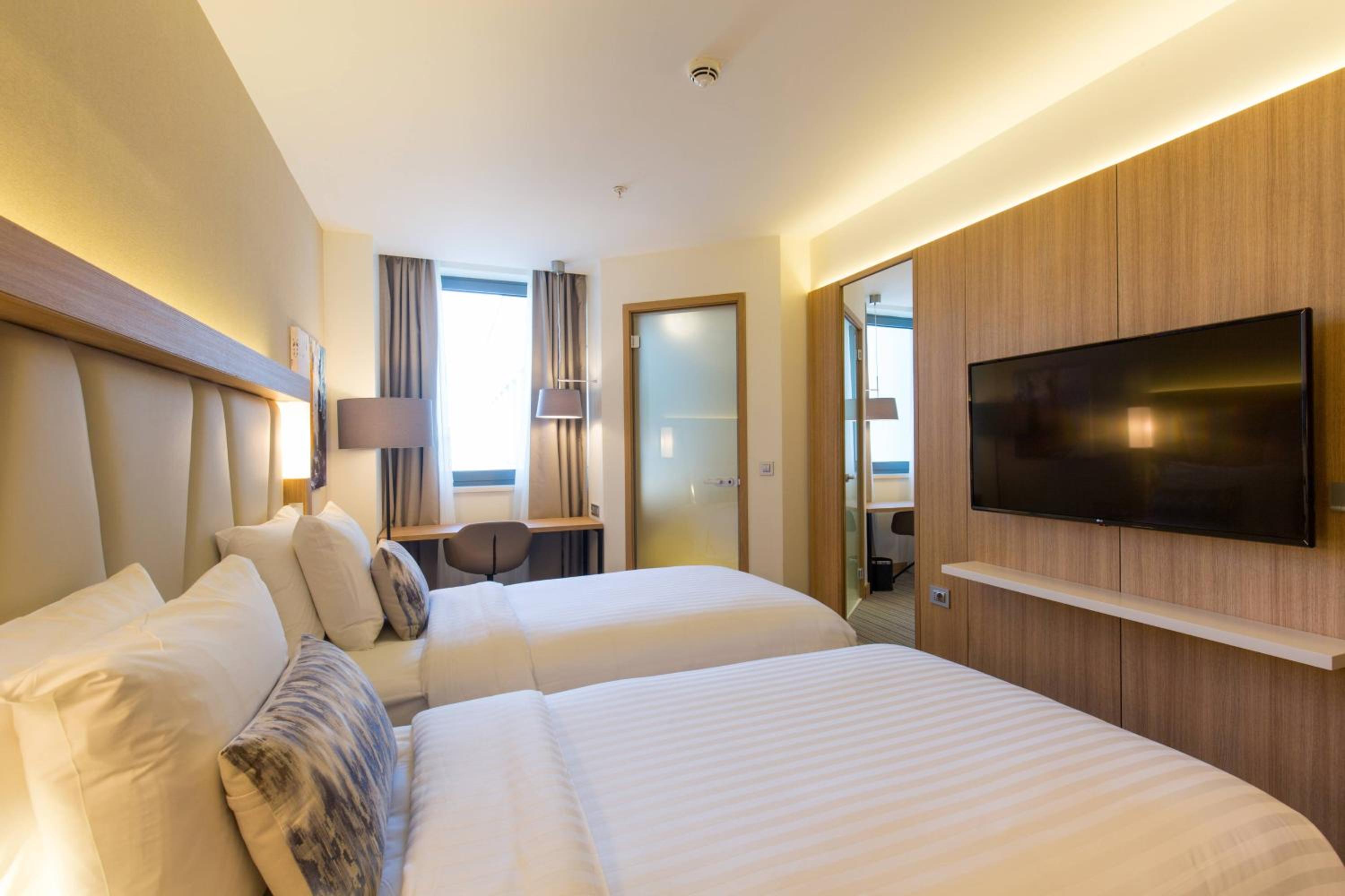 Standard, Guest room, 2 Twin/Single Bed(s), City view - Photo 5