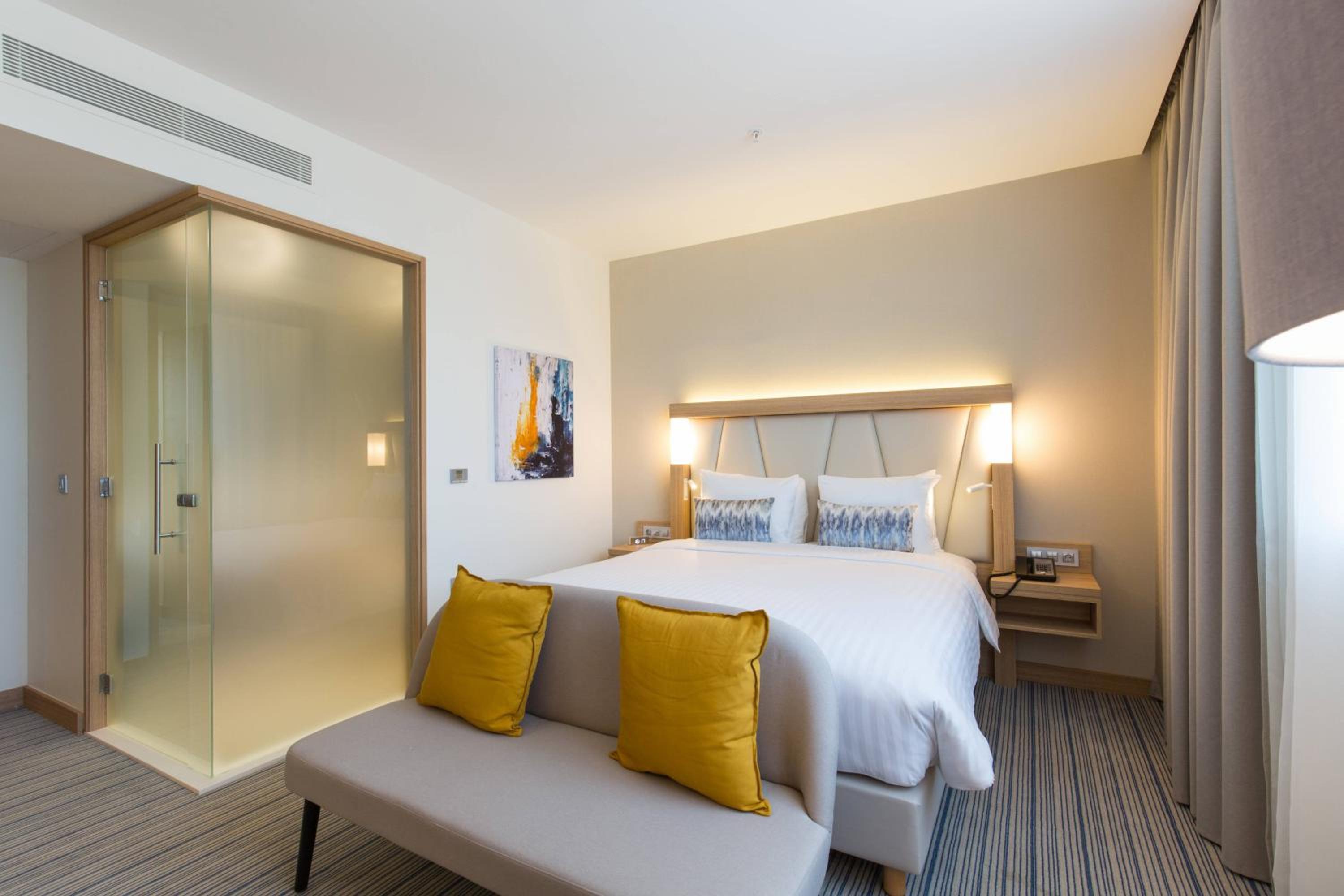 Deluxe, Guest room, 1 King, City view - Photo 4