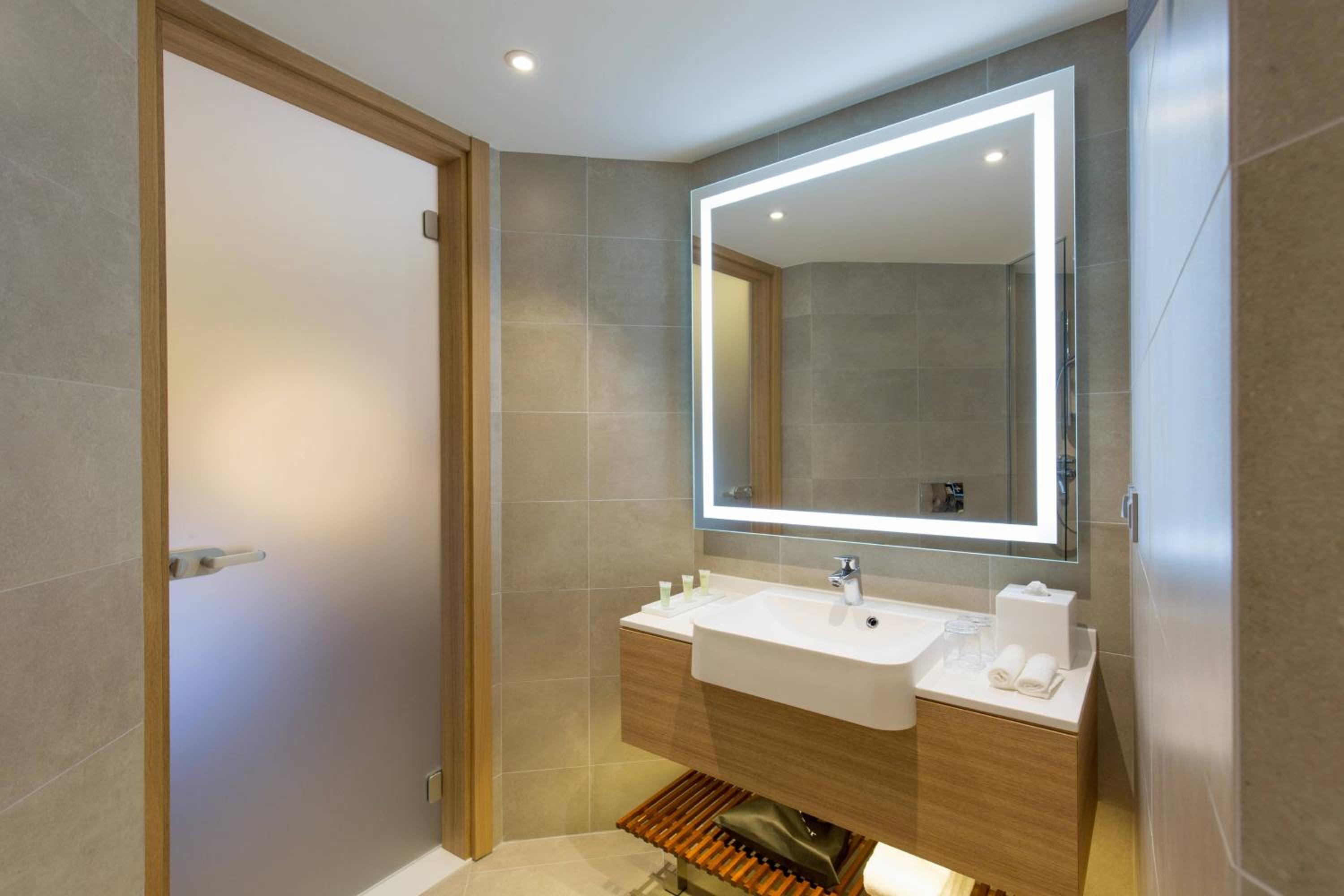 Standard, Guest room, 2 Twin/Single Bed(s), City view - Photo 6