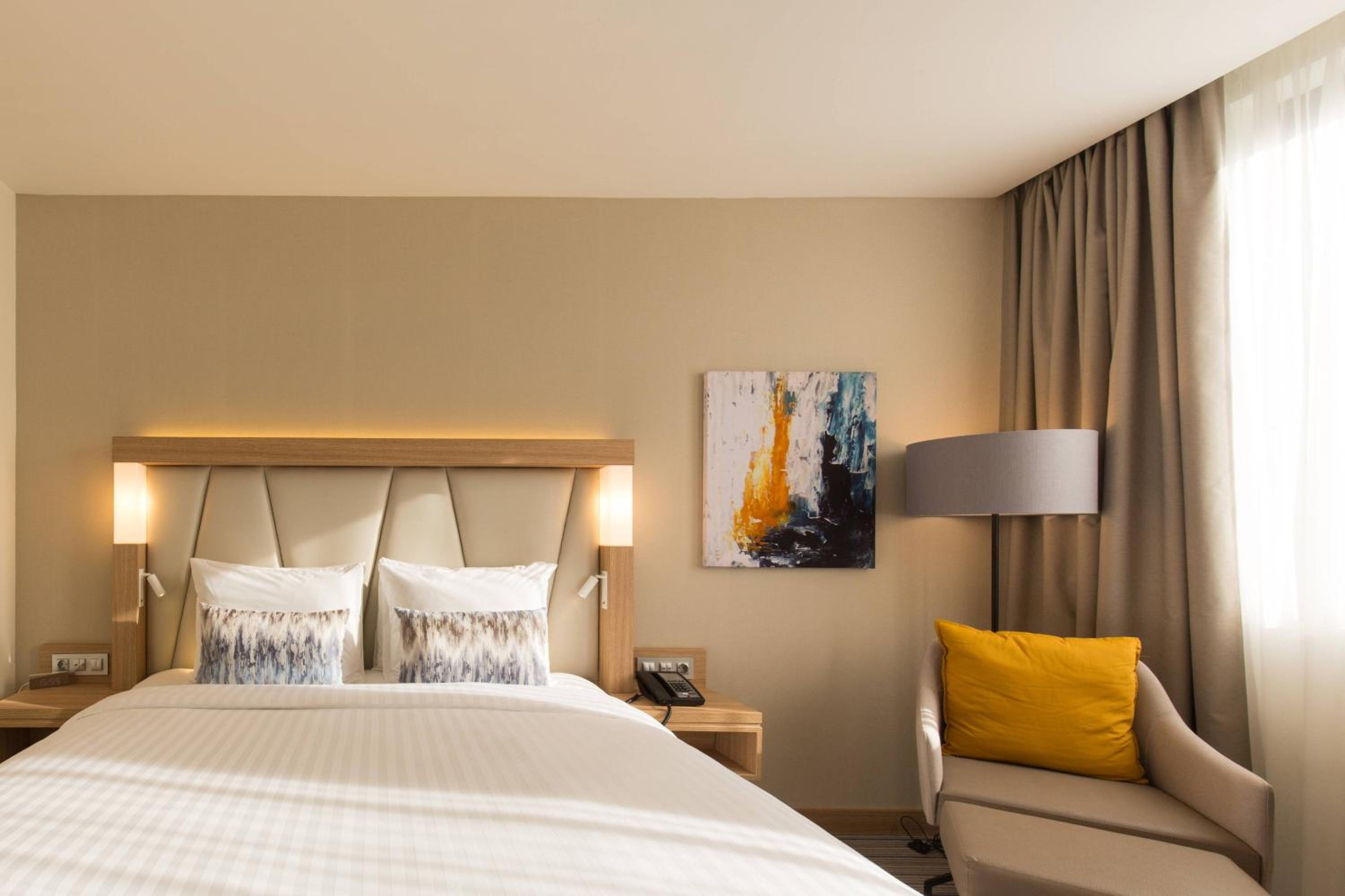 Standard, Guest room, 1 King, City view - Photo 4